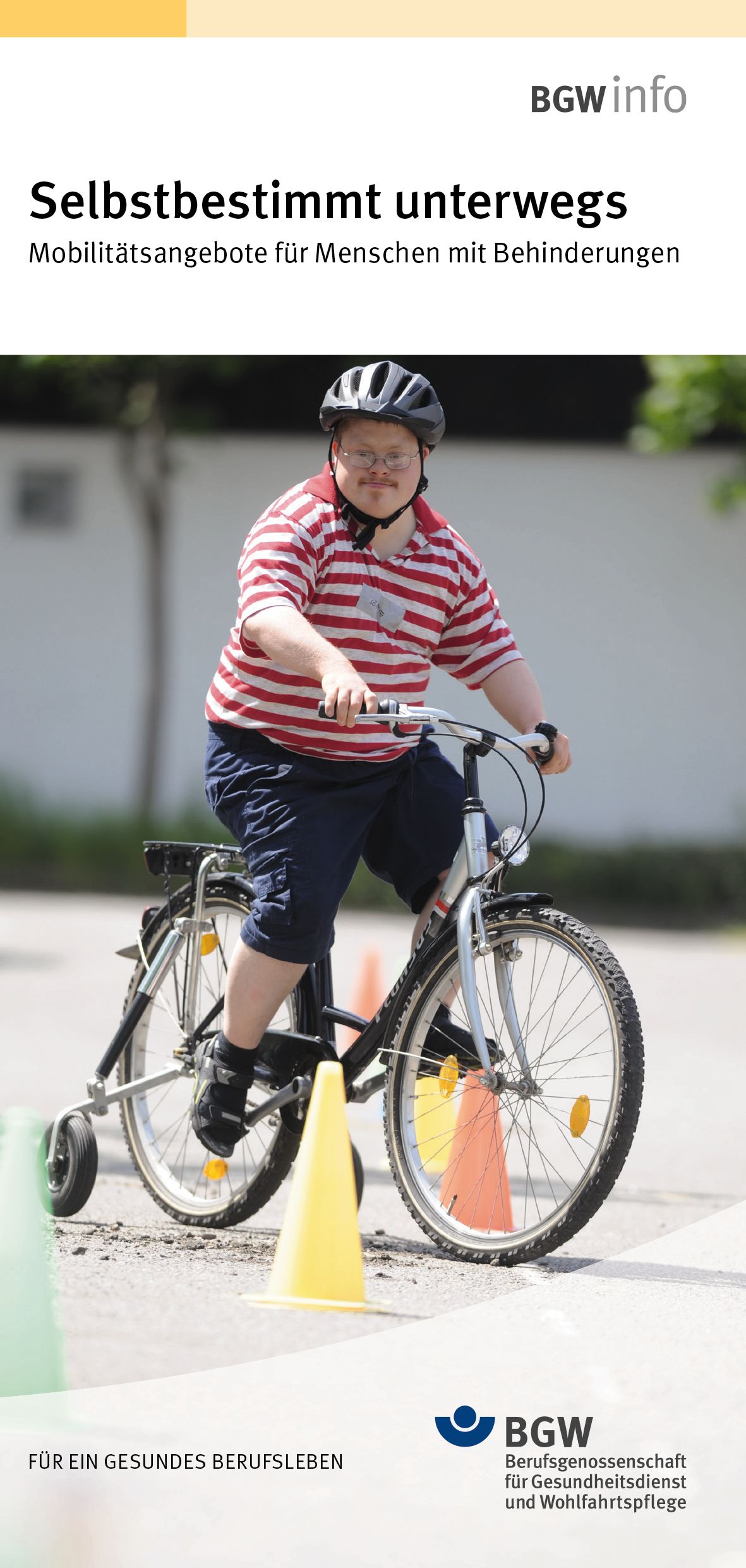 Titel Selbstbestimmt unterwegs - Junger Mann fährt mit dem Fahrrad mit Stützrädern durch einen Parcour