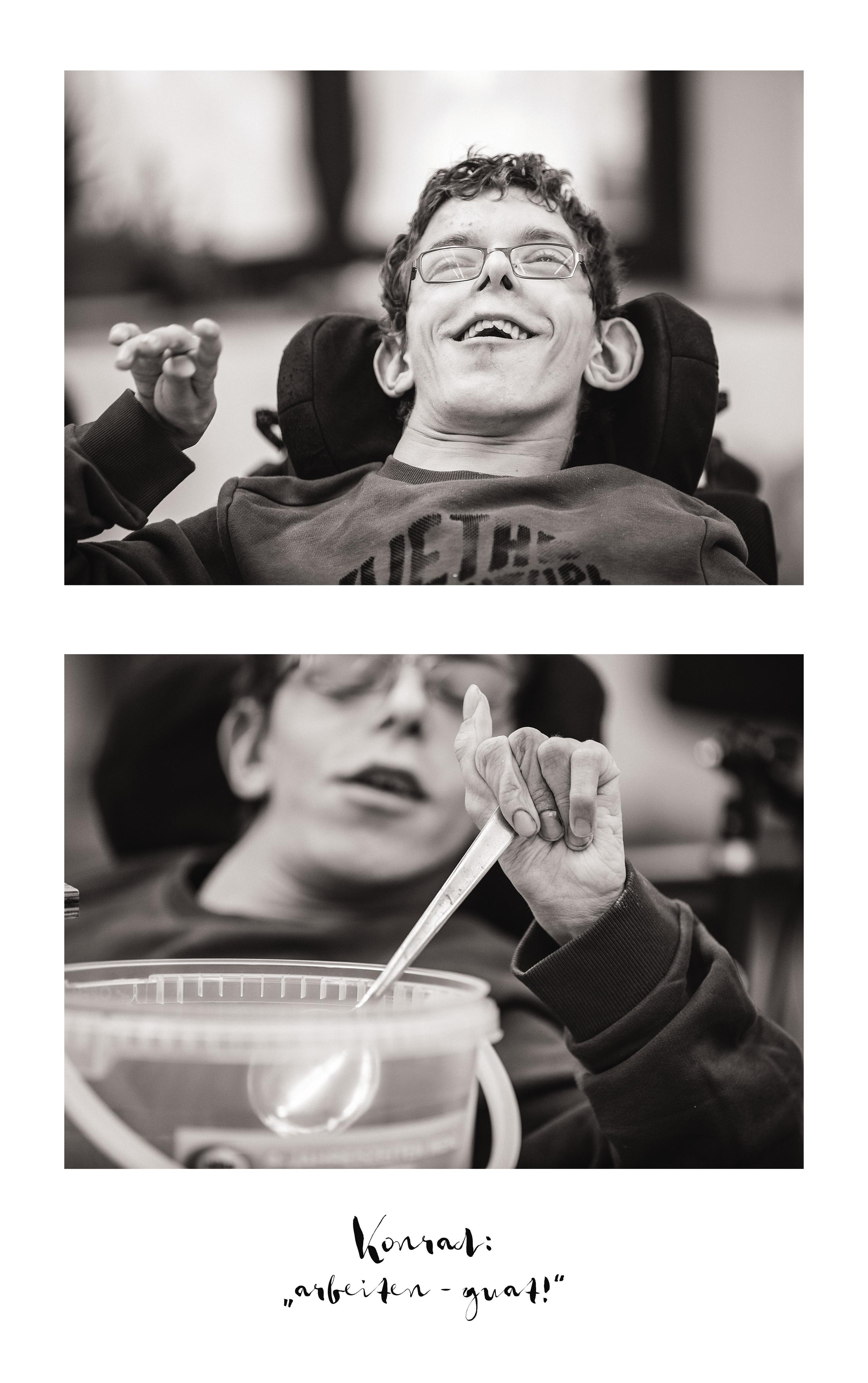 Collage aus 2 Bildern: Der gleiche junge Mann beim Lachen und beim Essen. Er ist spastisch gelähmt und sitzt im Rollstuhl. Bildunterschrift: Konrad: "arbeiten - guat!"