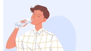 Illustration: Person in kurzärmeligen Hemd trinkt Wasser aus einer Flasche.
