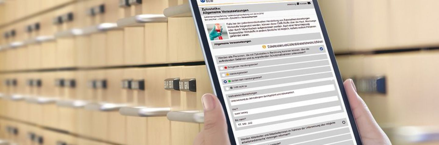 Online-Gefährdungsbeurteilung für Apotheken Tablet wird vor einem Apothekenschrank von zwei Händen gehalten