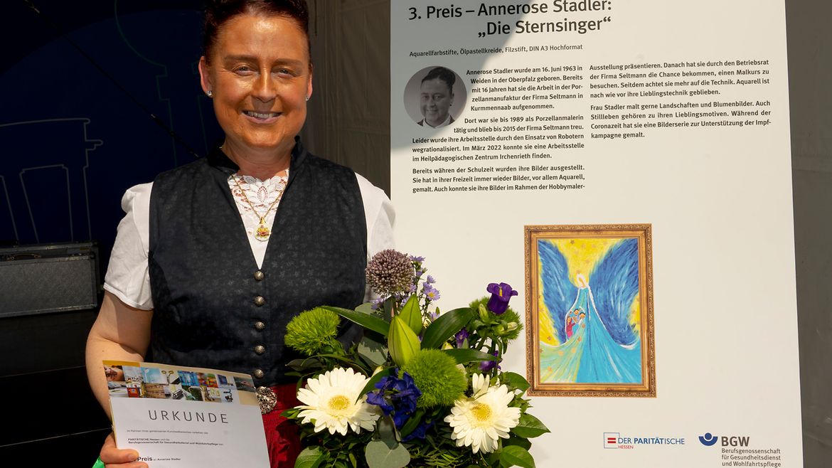 Annerose Stadler mit Urkunde und Blumenstrauß