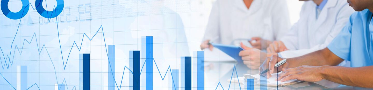 Digital,Composite,Of,Medical,Doctors,Having,A,Meeting,With,Charts Kurven- und Säulendiagramme - dahinter steht eine Person im weissen Kittel. Sie hält ein Klemmbrett in der Hand.