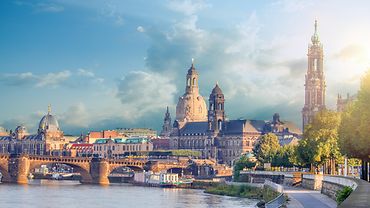  Stadtansicht Dresden mit Elbe und Augustus-Brücke