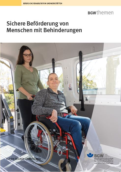 Titel: Sichere Beförderung von Menschen mit Behinderungen - eine Frau im Rollstuhl in einem Transportfahrzeug mit Sicherungsvorrichtungen. Eine Begleiterin steht hinter ihrem Rollstuhl.