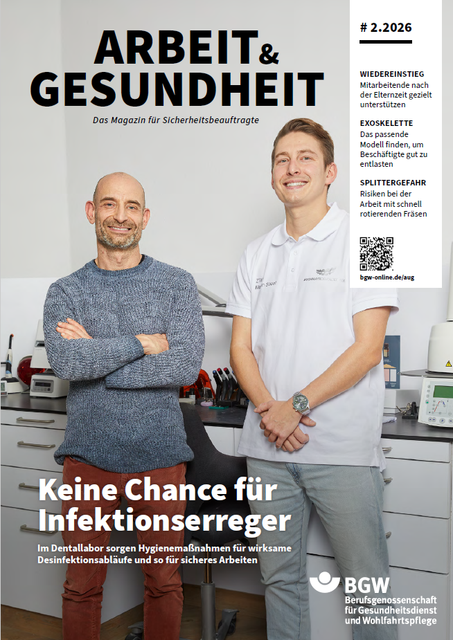 Titel des Magazins Arbeit & Gesundheit: Zwei freundlich lächelnde Männer, hinter ihnen medizinische Geräte.