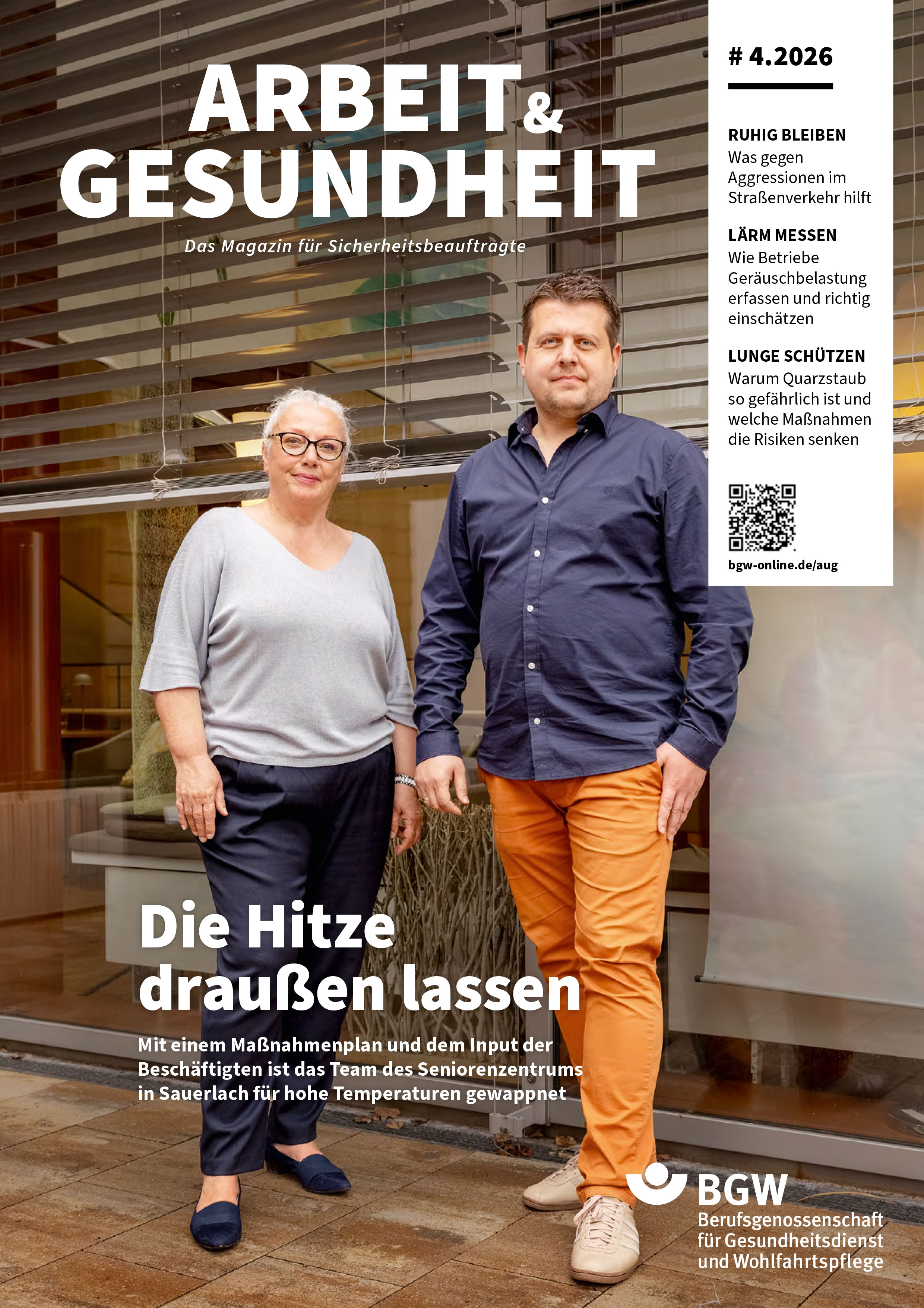 Titel des Magazins Arbeit & Gesundheit: Eine Frau und ein Mann stehen vor einer Glaswand, an der eine Jalousie bis zur Hälfte heruntergelassen ist.