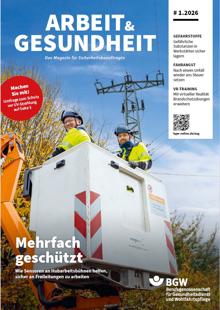 Titel des Magazins Arbeit & Gesundheit: Eine angegurtete Person mit Sicherheitshelm, die in die Höhe hinaufsteigt