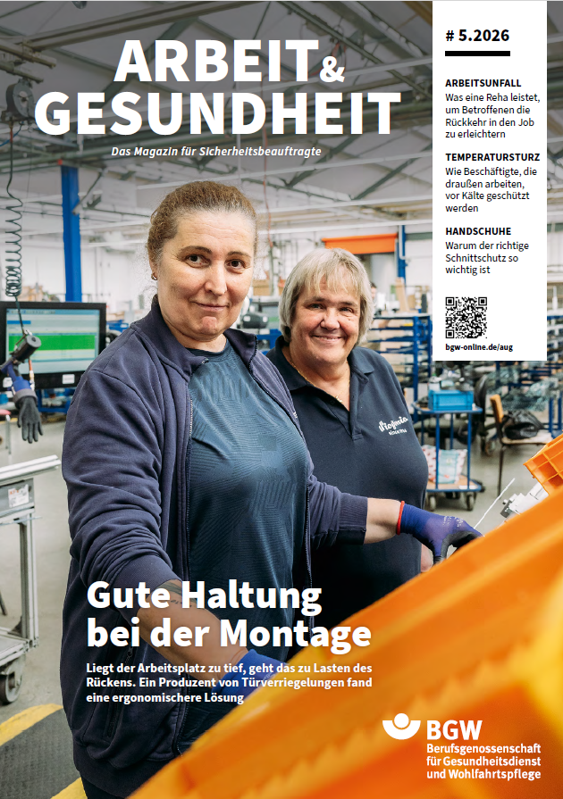 Titel des Magazins Arbeit & Gesundheit: Zwei Frauen in einer Werkshalle, vor ihnen Materialkisten.