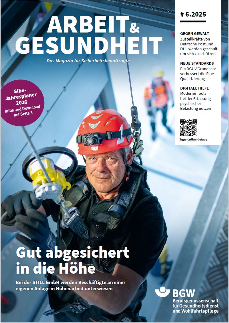 Titel des Magazins Arbeit & Gesundheit: Eine angegurtete Person mit Sicherheitshelm, die in die Höhe hinaufsteigt