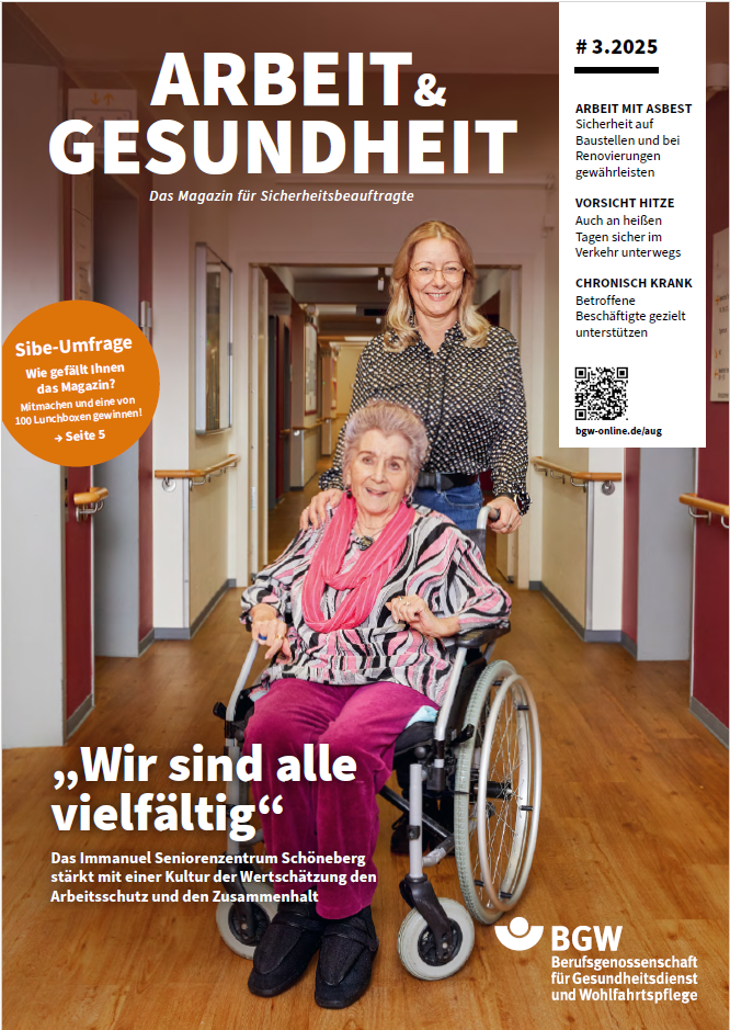 Titel des Magazins Arbeit & Gesundheit: Zwei Personen in einem Flur, eine davon im Rollstuhl
