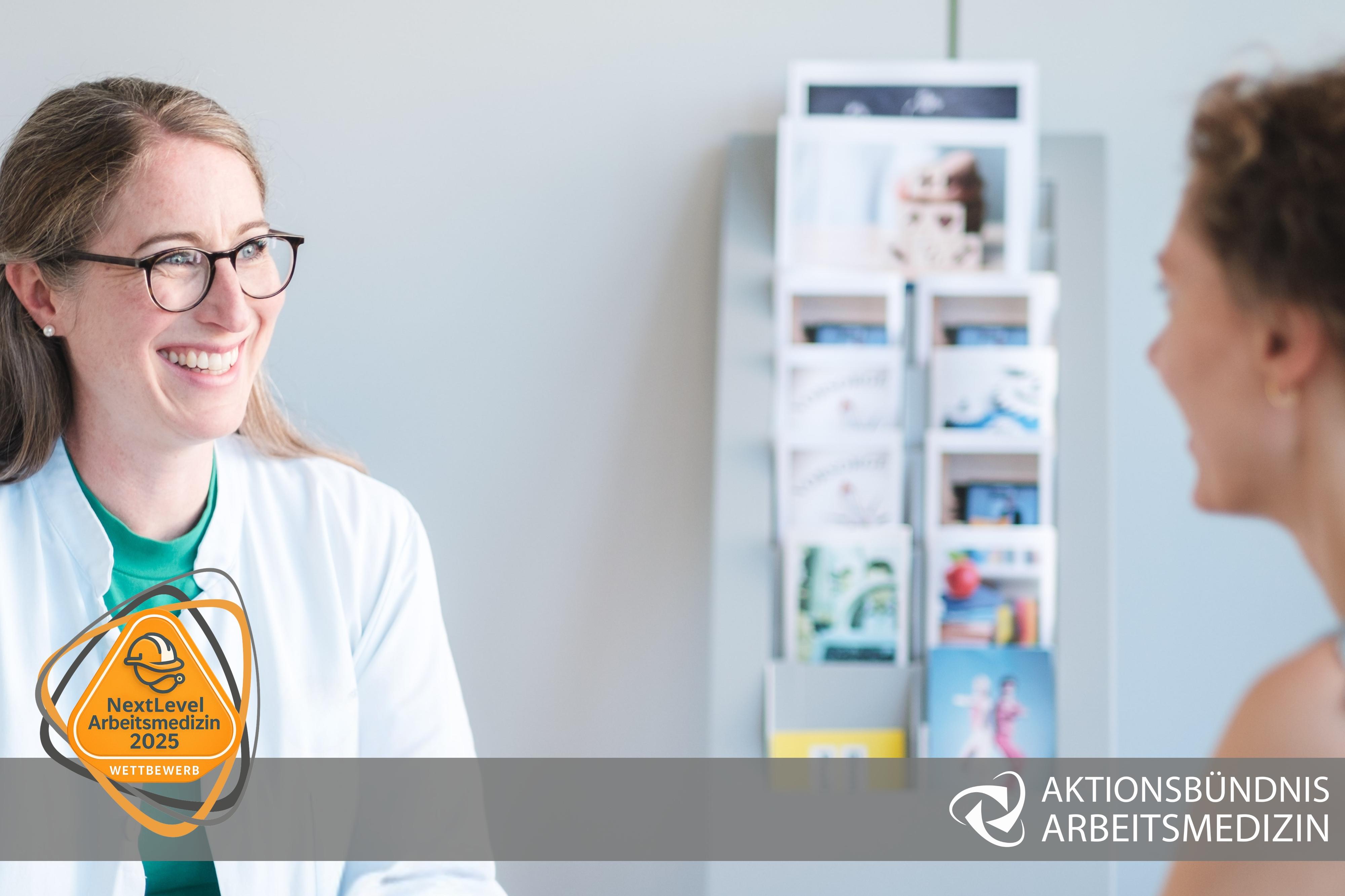 Eine Ärztin lächelt ein Patientin in einer Praxis an.