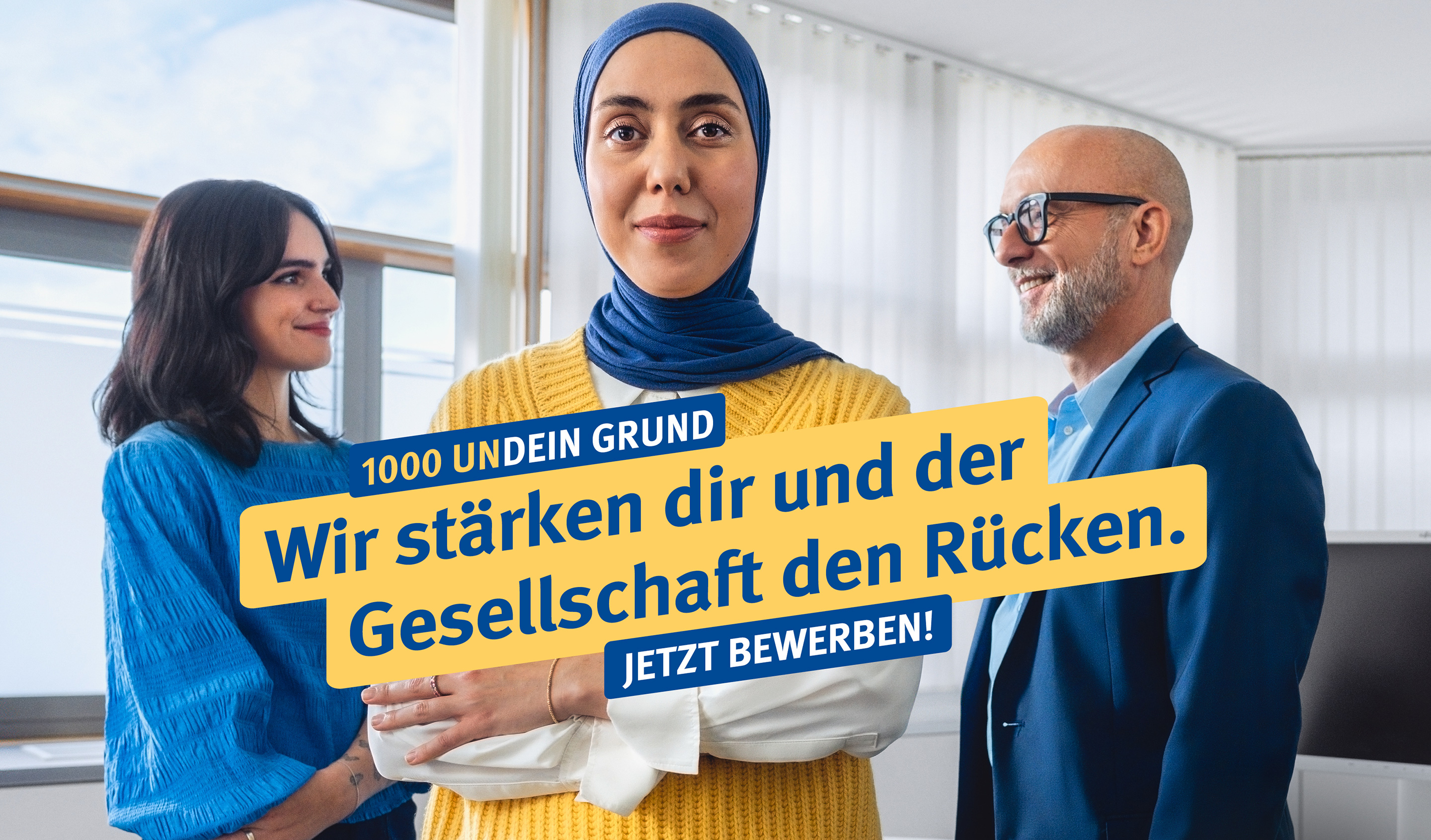 1000UNDEIN GRUND Im Vordergrund lächelt eine junge Frau mit Kopftuch in die Kamera, rechts und links hinter ihr stehen jeweils ein Mann und eine Frau, die sich gegenseitig anlächeln.