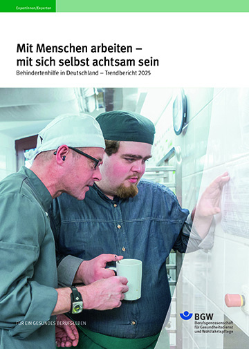 Cover des Trendberichts: Zwei Männer gucken zusammen auf einen Plan an der Wand, einer hält eine Kaffeetasse in der Hand.