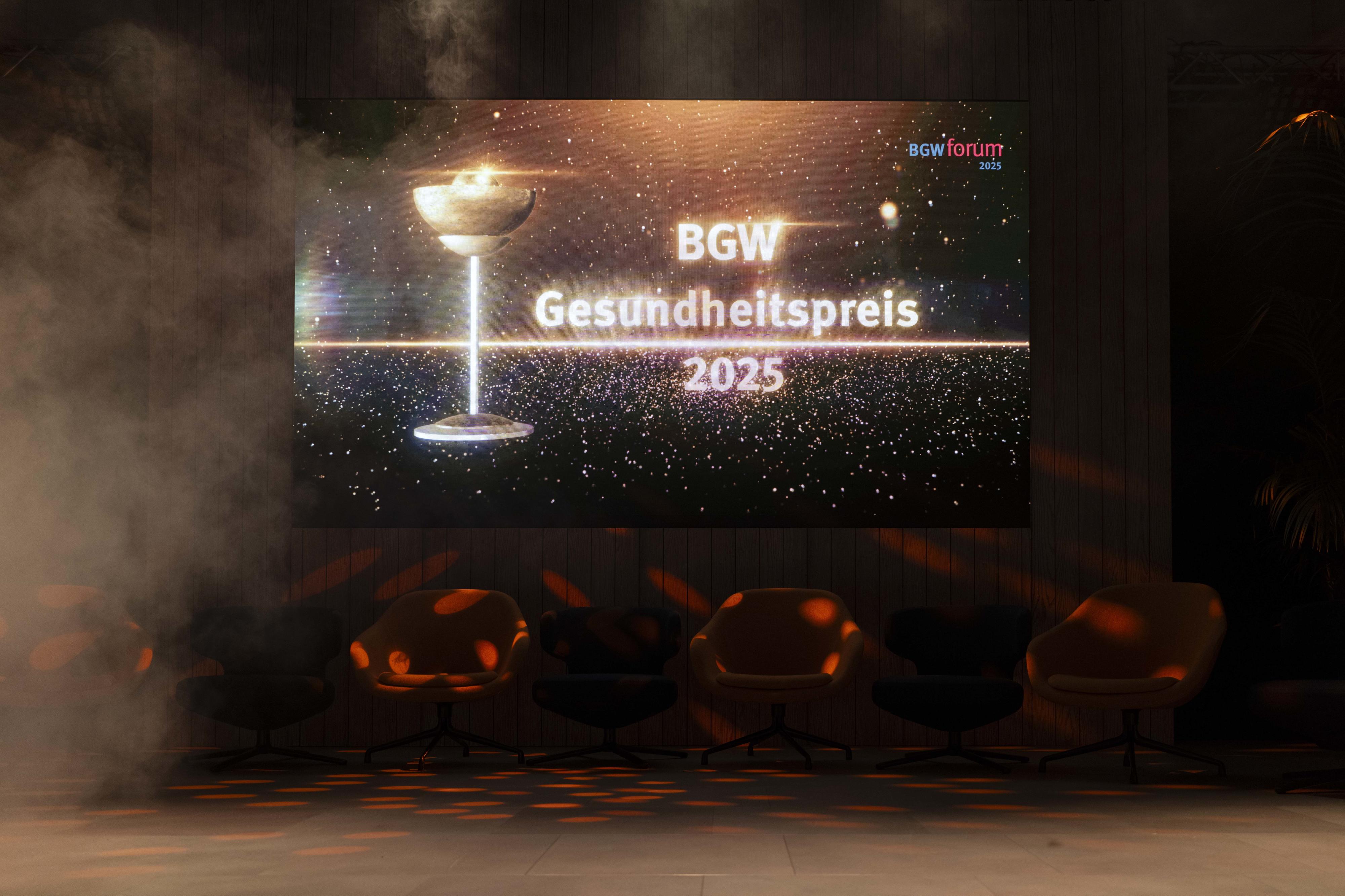 Bühne mit Lichtprojektion "BGW Gesundheitspreis 2025"