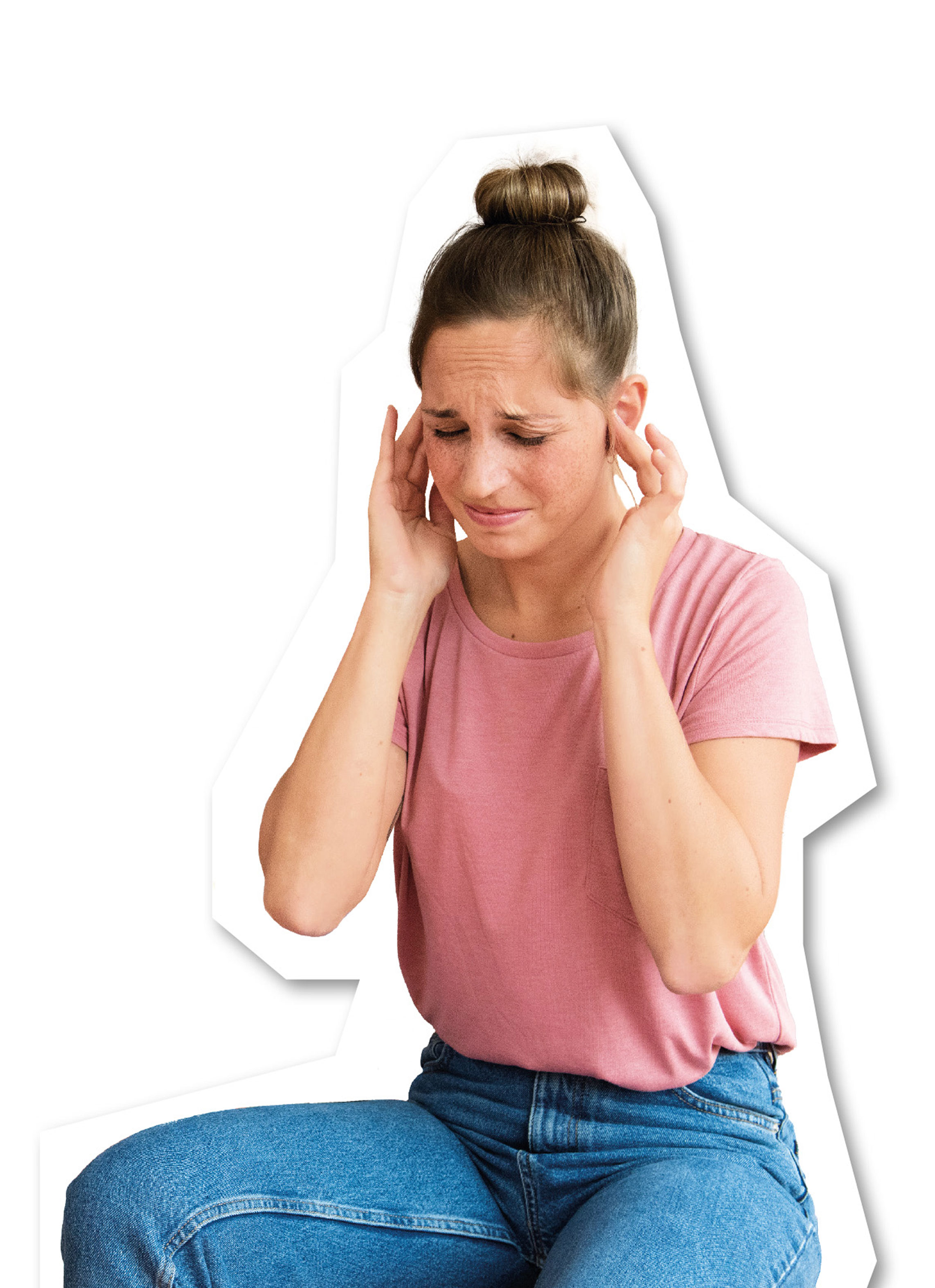 Eine junge Frau hält sich die Ohren zu und verzieht das Gesicht