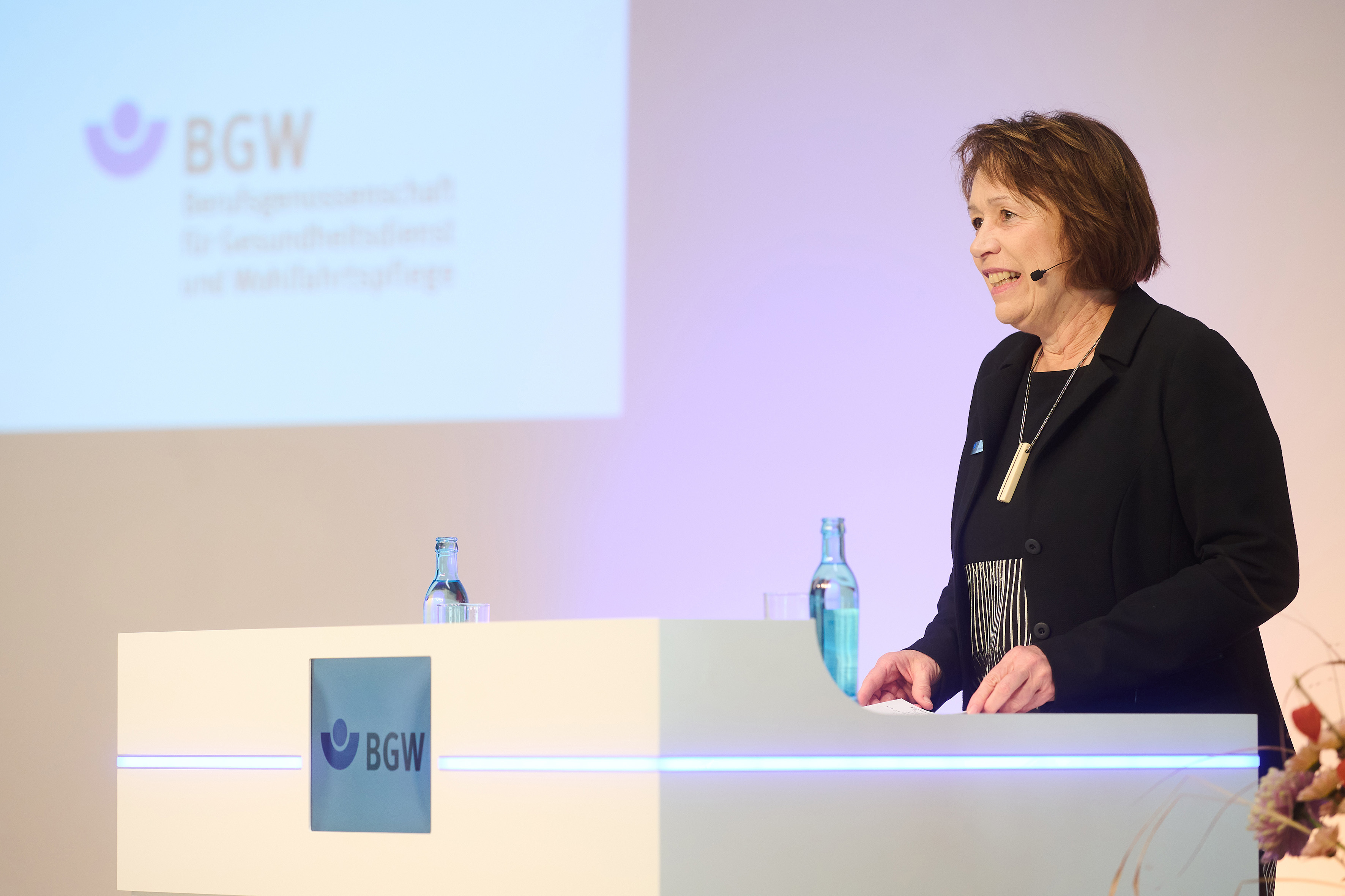 Claudia Drechsel-Schlund, stellvertretende Hauptgeschäftsführerin der BGW, steht an einem Podium und spricht