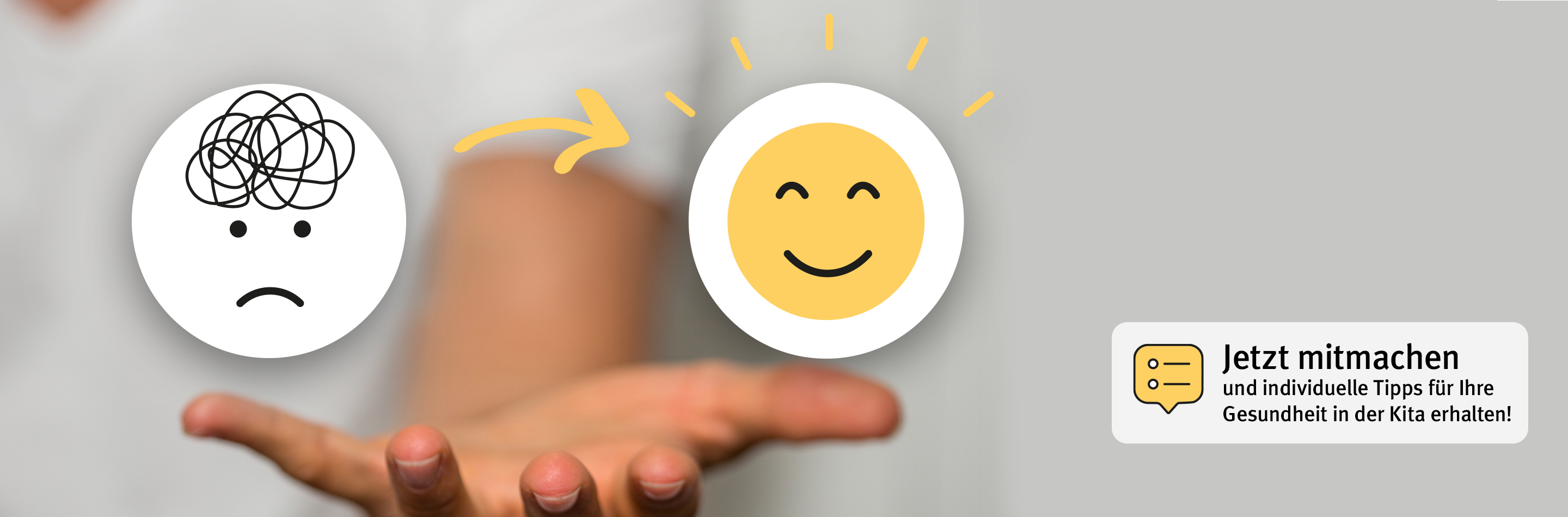 Ein gestresster und ein lächelnder Smiley werden von einer Hand gehalten.