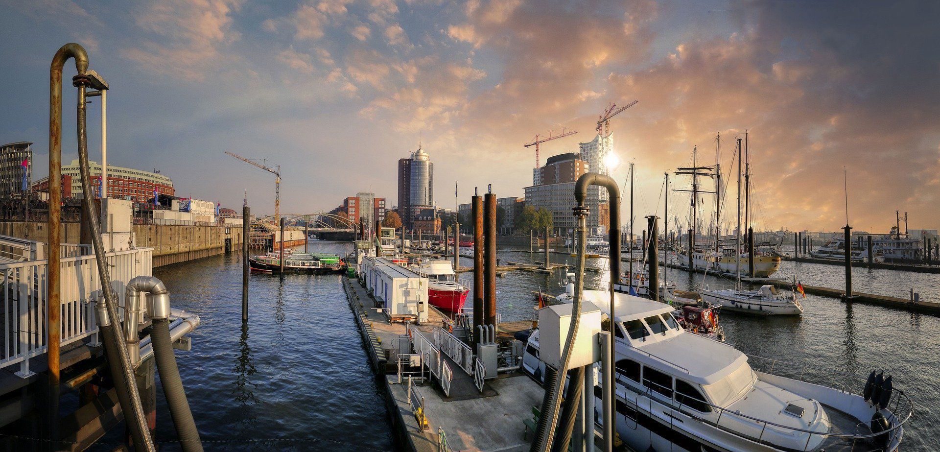 Hamburger Hafen mit Sportbooten. Im Hintergrund die Elbphilharmonie.