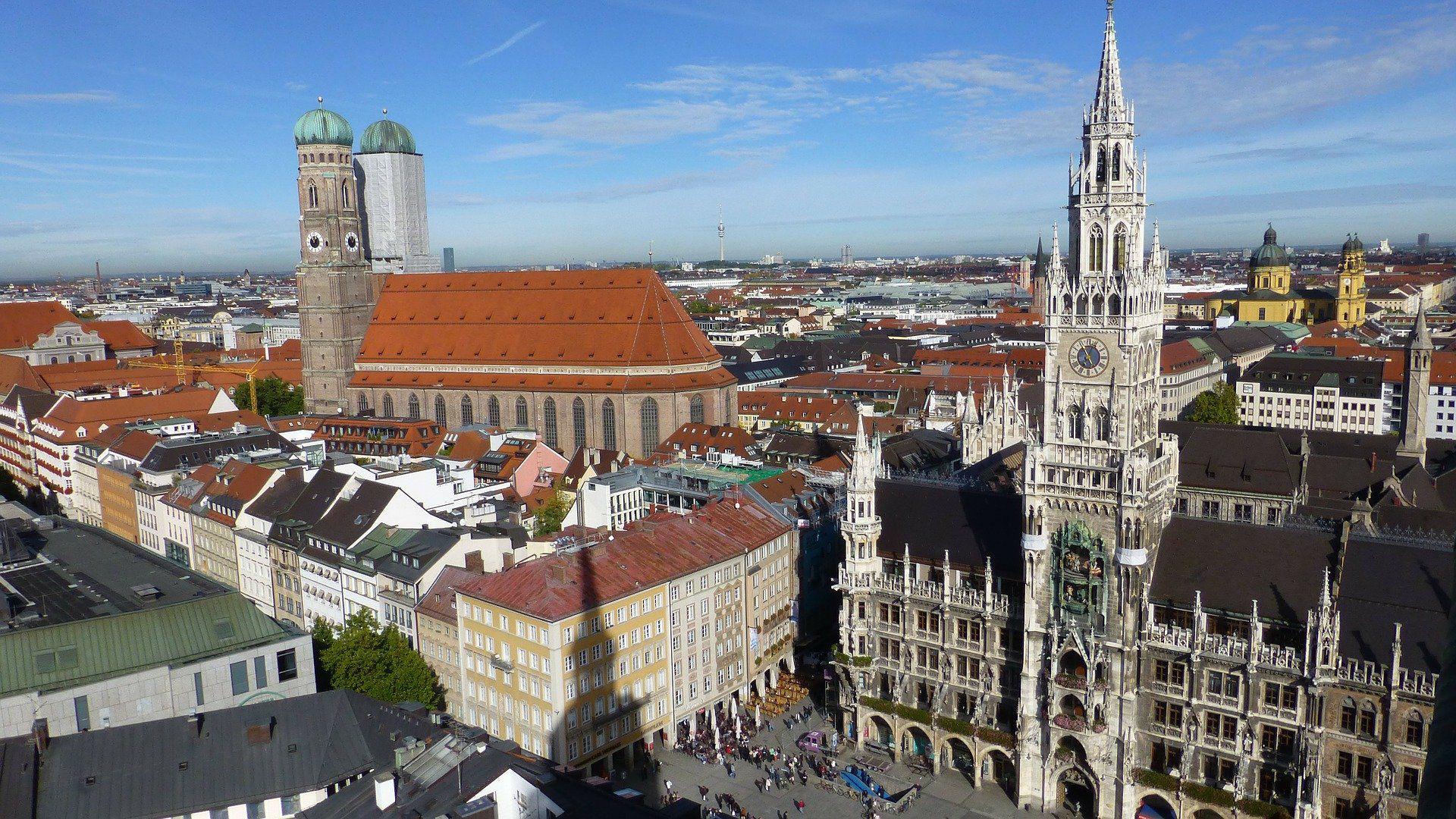 Blick über den Münchner Marienplatz mit Frauenkirche im Hintergrund.