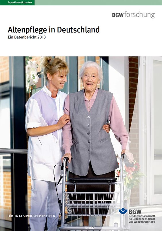 Titelseite des Datenberichts Altenpflege in Deutschland 2018 – Altenpflegerin begleitet Senioren mit Rollator