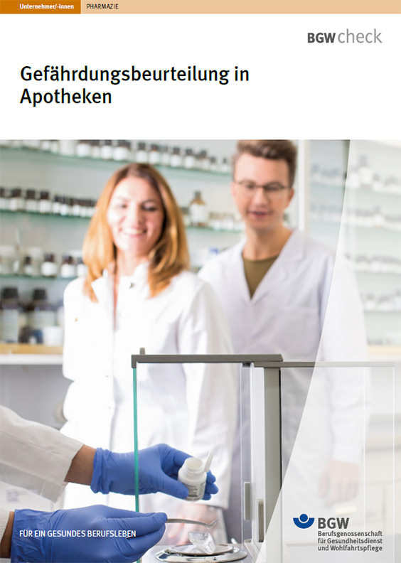 Titelbild: Gefährdungsbeurteilung in Apotheken - zwei Personen in weißen Kitteln in einer Apotheke