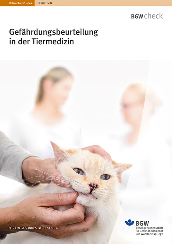 Titelbild: Gefährdungsbeurteilung in der Tiermedizin - Hände ziehen die Lefzen einer Katze nach oben und unten