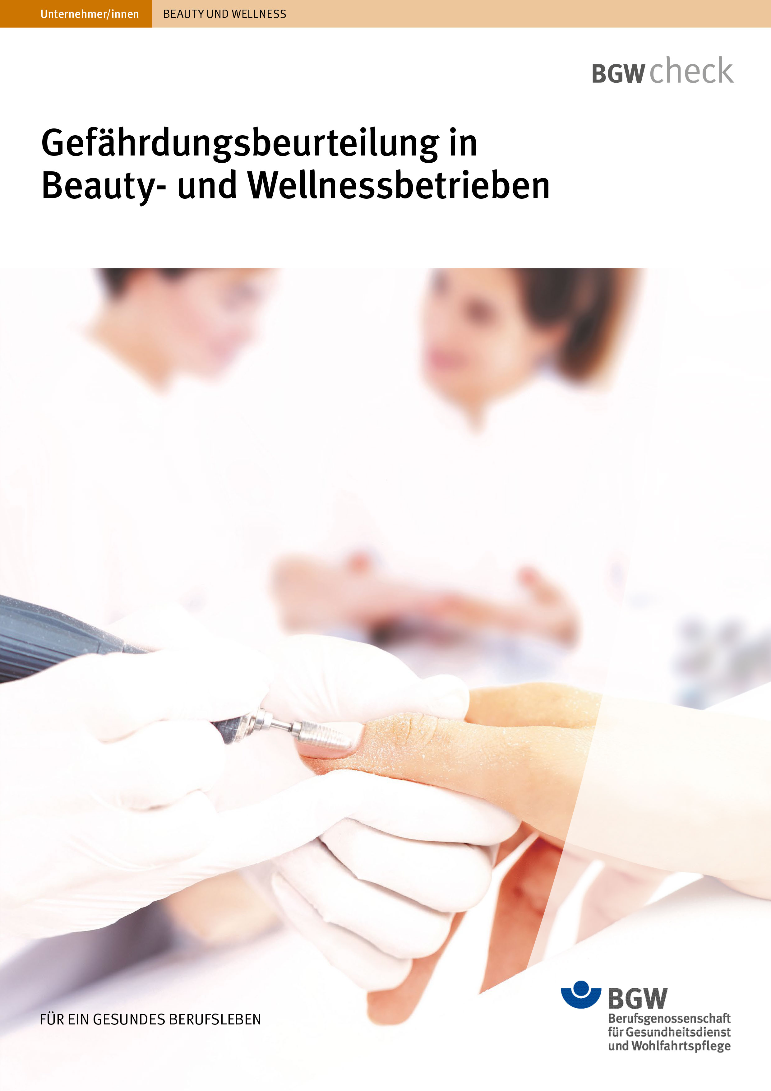Titel: Gefährdungsbeurteilung in Beauty- und Wellnessbetrieben - farbige Flüssigkeiten in verschienden Behältnissen