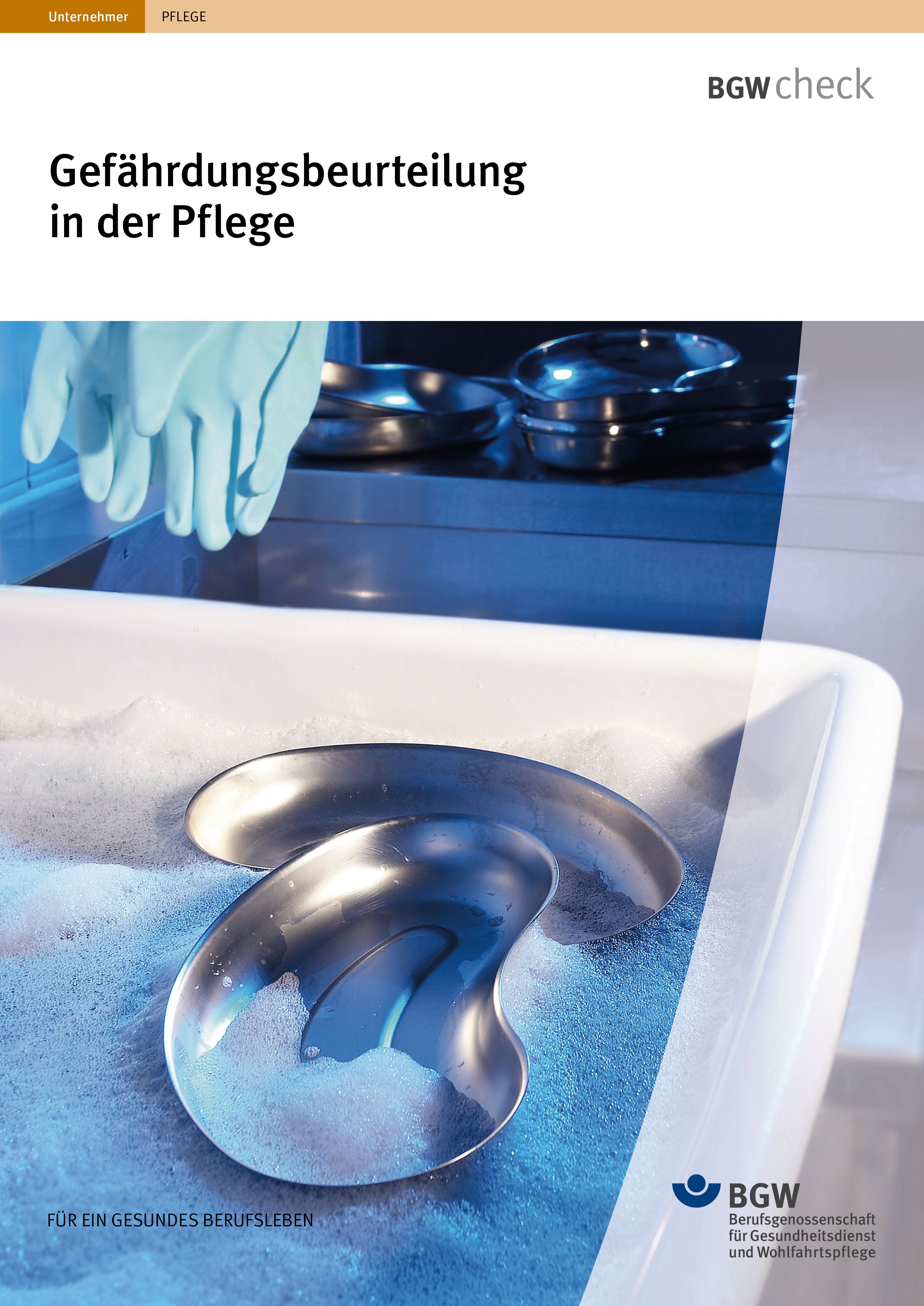 Titelbild: Gefährdungsbeurteilung in der Pflege - zwei Nierenschalen in einer schaumigen Flüssigkeit