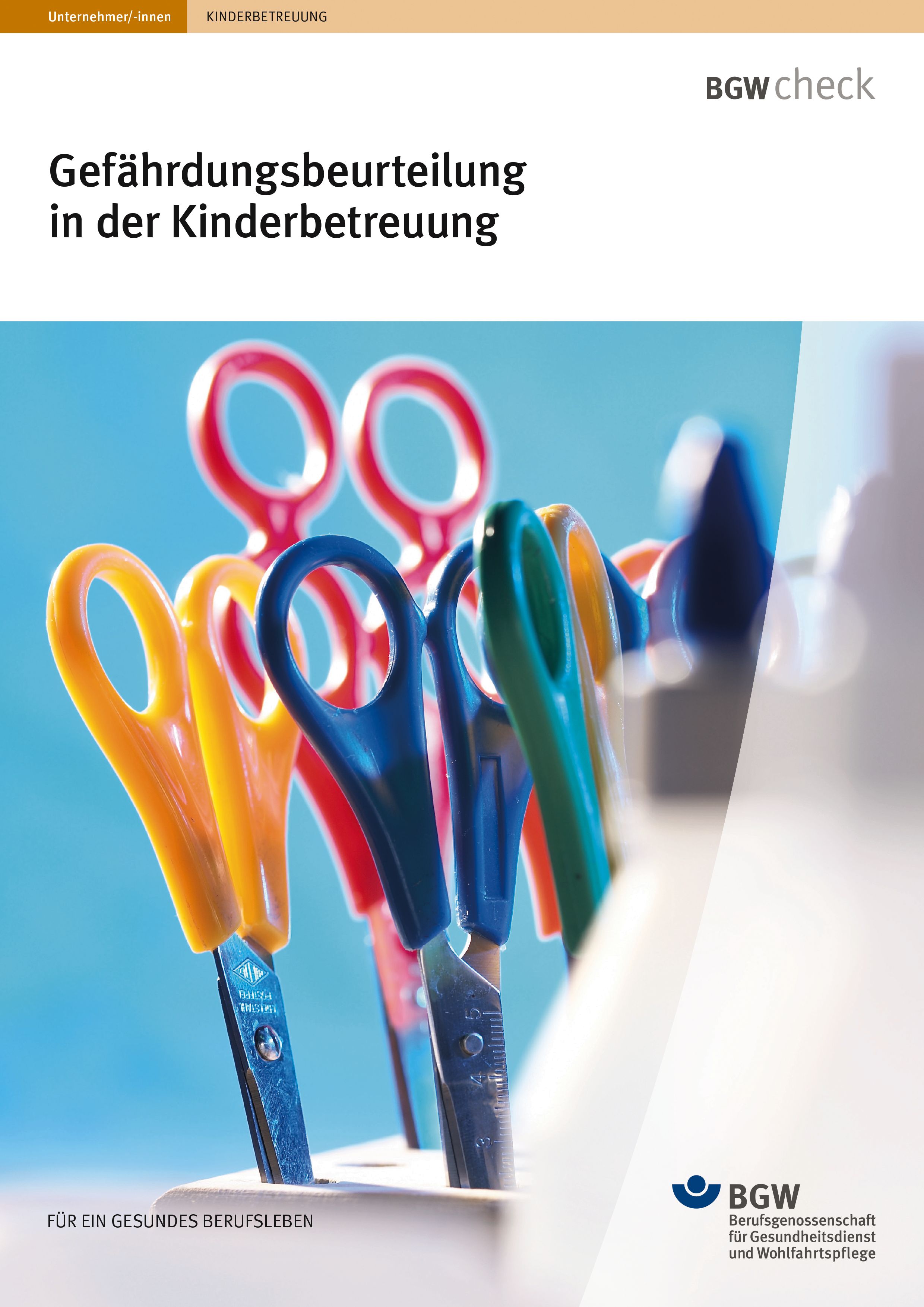 Titelbild: Gefährdungsbeurteilung in der Kinderbetreuung - bunte Scheren