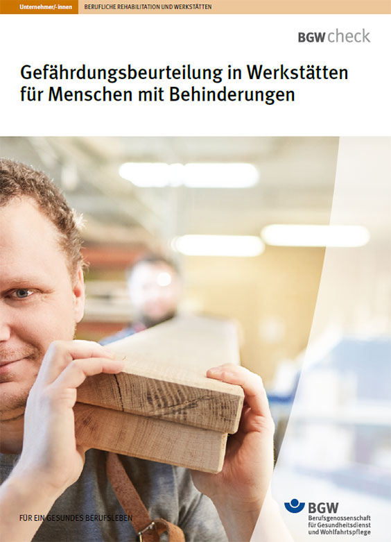 Titel: Gefährdungsbeurteilung in Werkstätten für Menschen mit Behinderungen - junger Mann trägt Holzbalken über der Schulter