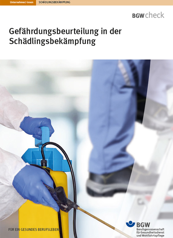 Titel: Gefährdungsbeurteilung für die Schädlingsbekämpfung - Beine auf einer Treppe, weitere Person hantiert mit einem Sprühgerät