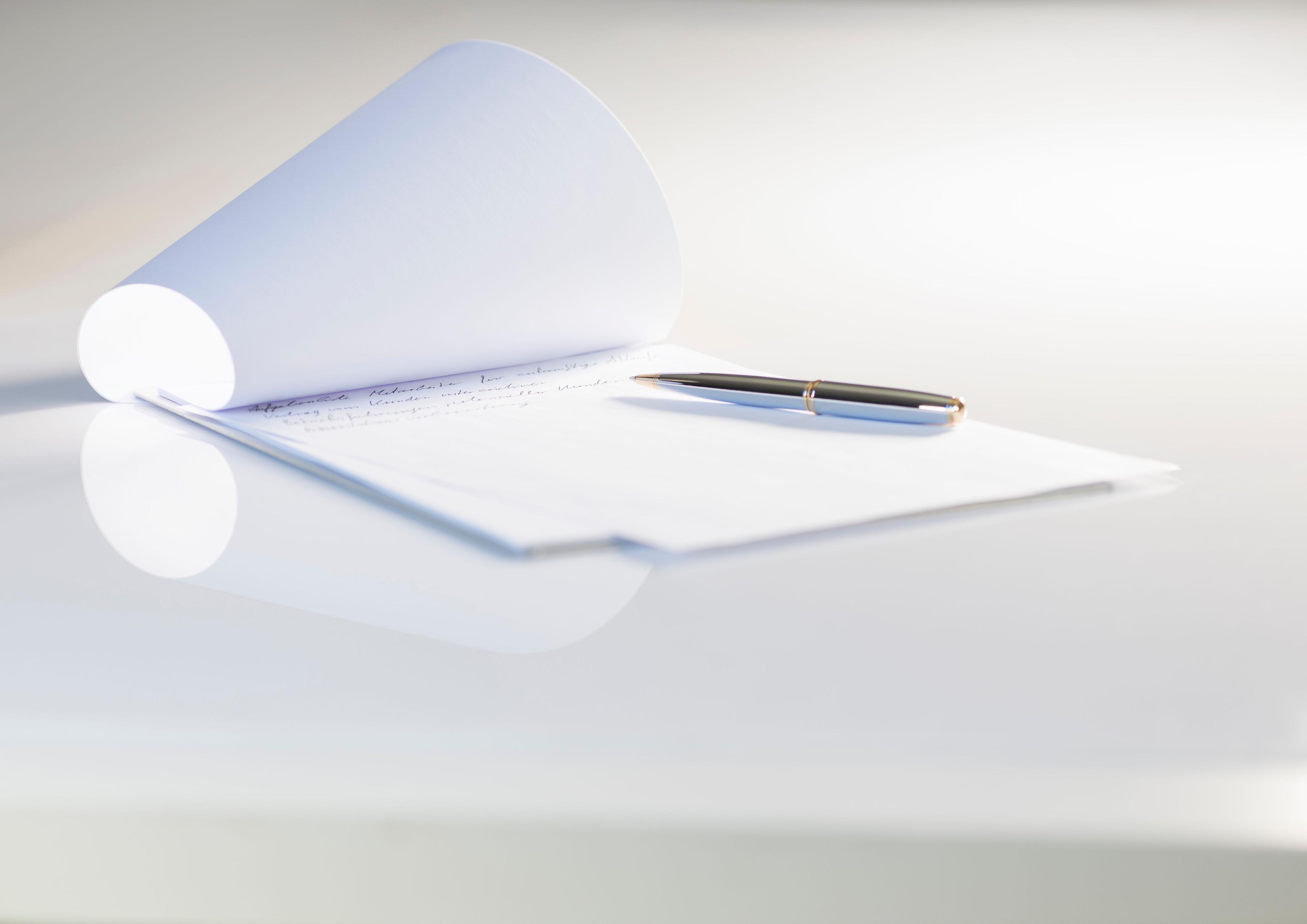 Weißes Papier und Kugelschreiber