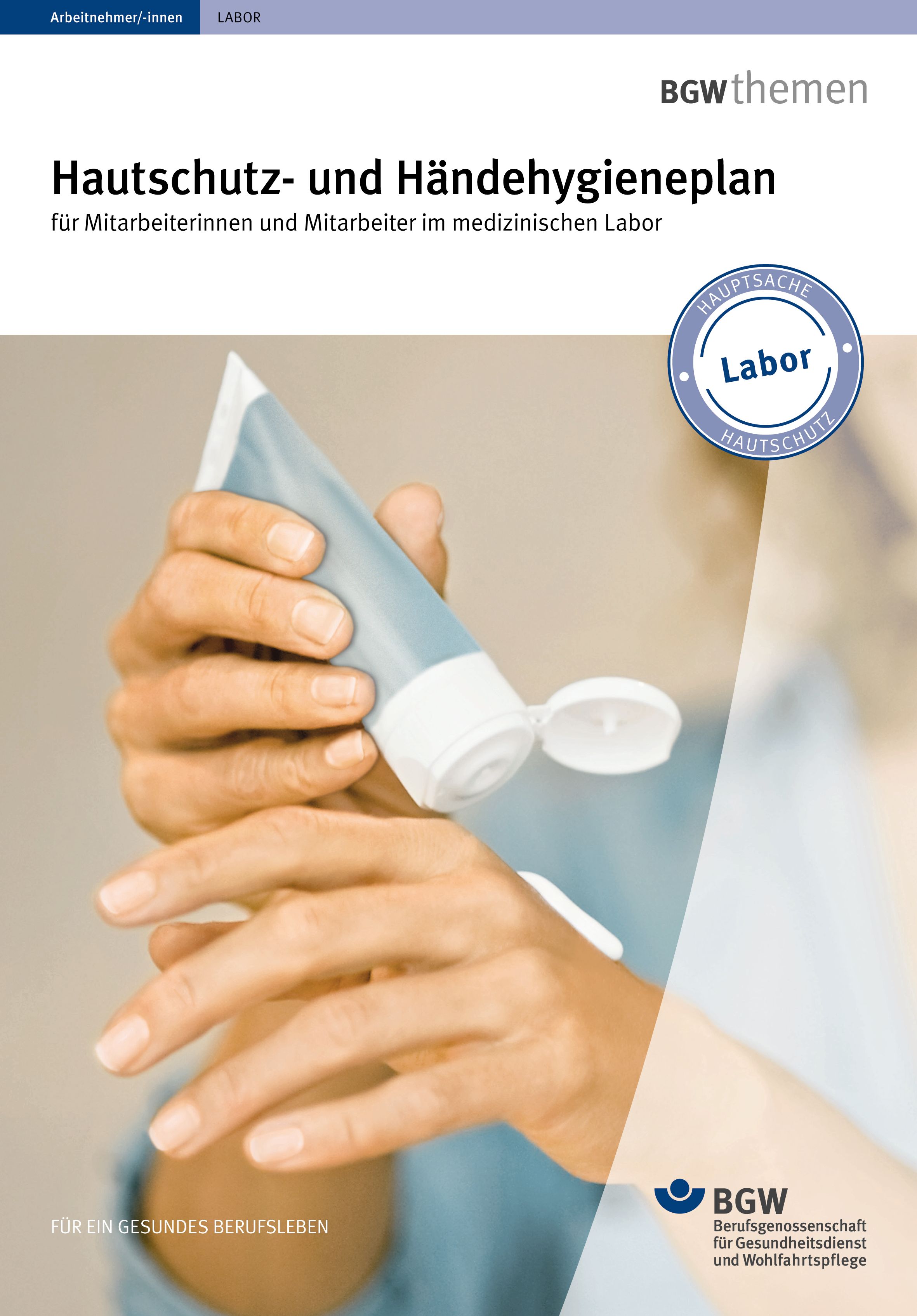 Titel: Hautschutz- und Händehygieneplan für Mitarbeiterinnen und Mitarbeiter im medizinischen Labor - Junge Frau appliziert sich Handcreme aus der Tube auf die Hand.