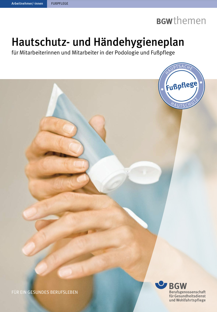 Titel: Hautschutz- und Händehygieneplan für Mitarbeiterinnen und Mitarbeiter in der Podologie und Fußpflege - Junge Frau appliziert sich Handreme aus der Tube auf die Hand