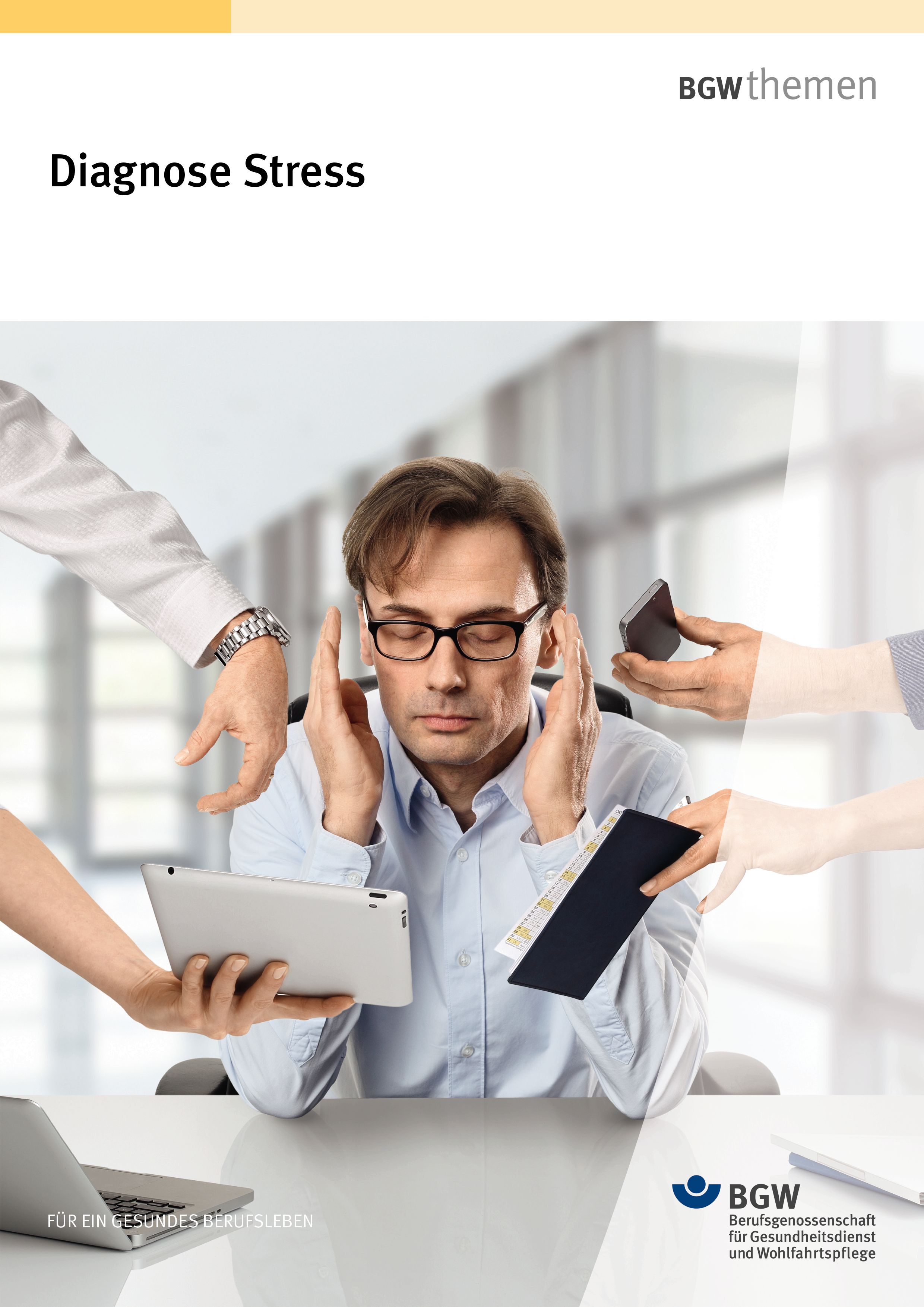 Titel: Diagnose Stress - Mann am Tisch hält sich beide Hände an die Schläfen, vier Hände reichen ihm tablet, Kalender, Smartphone und Uhr