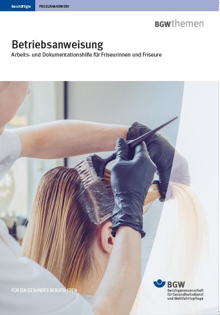 Titel: Betriebsanweisung für Friseurinnen und Friseure - Friseurkundin lässt sich die Haare waschen