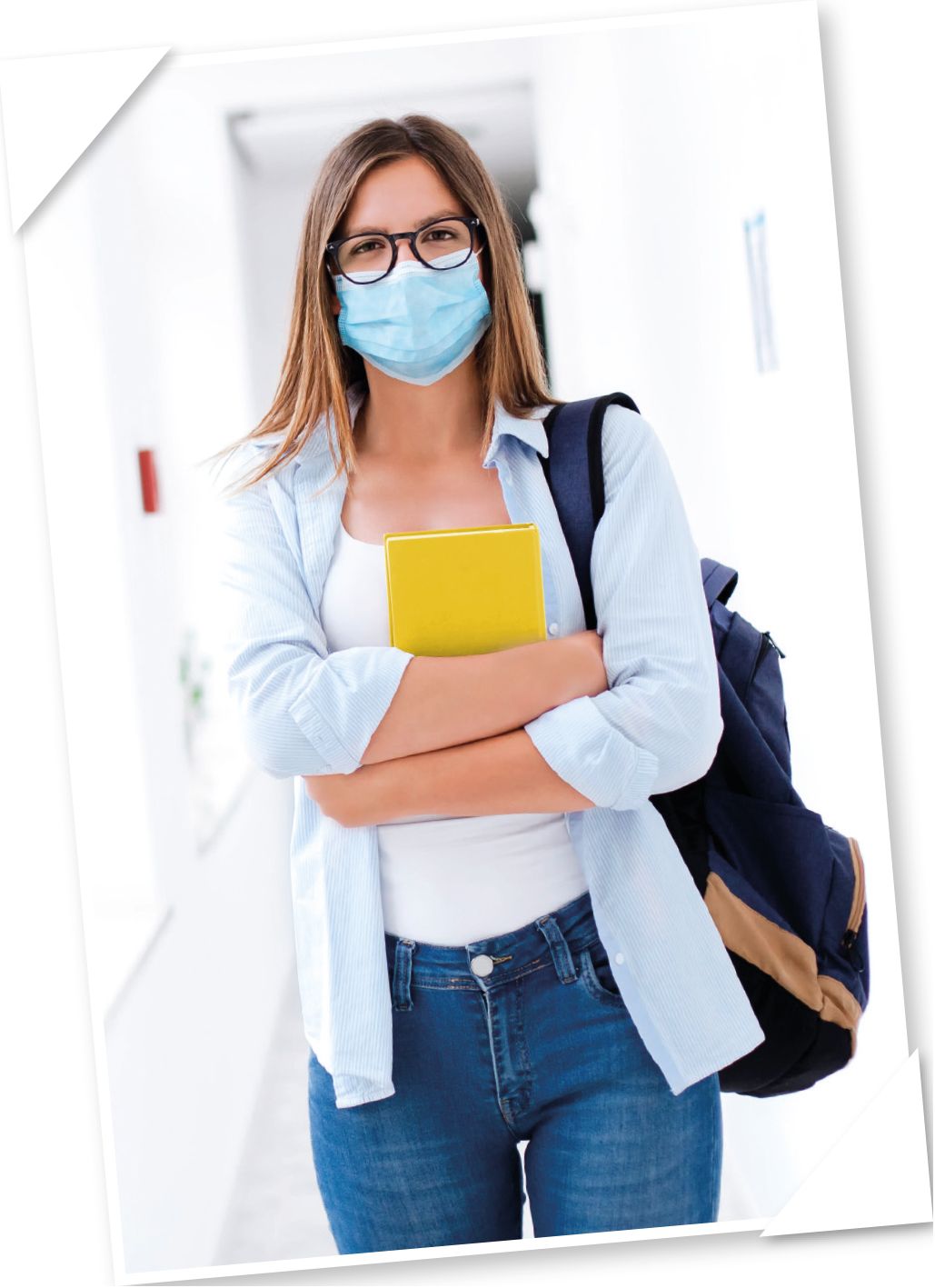 Junge Frau mit Maske, Rucksack und Notizbuch Junge Frau mit Rucksack, Notizbuch und Maske