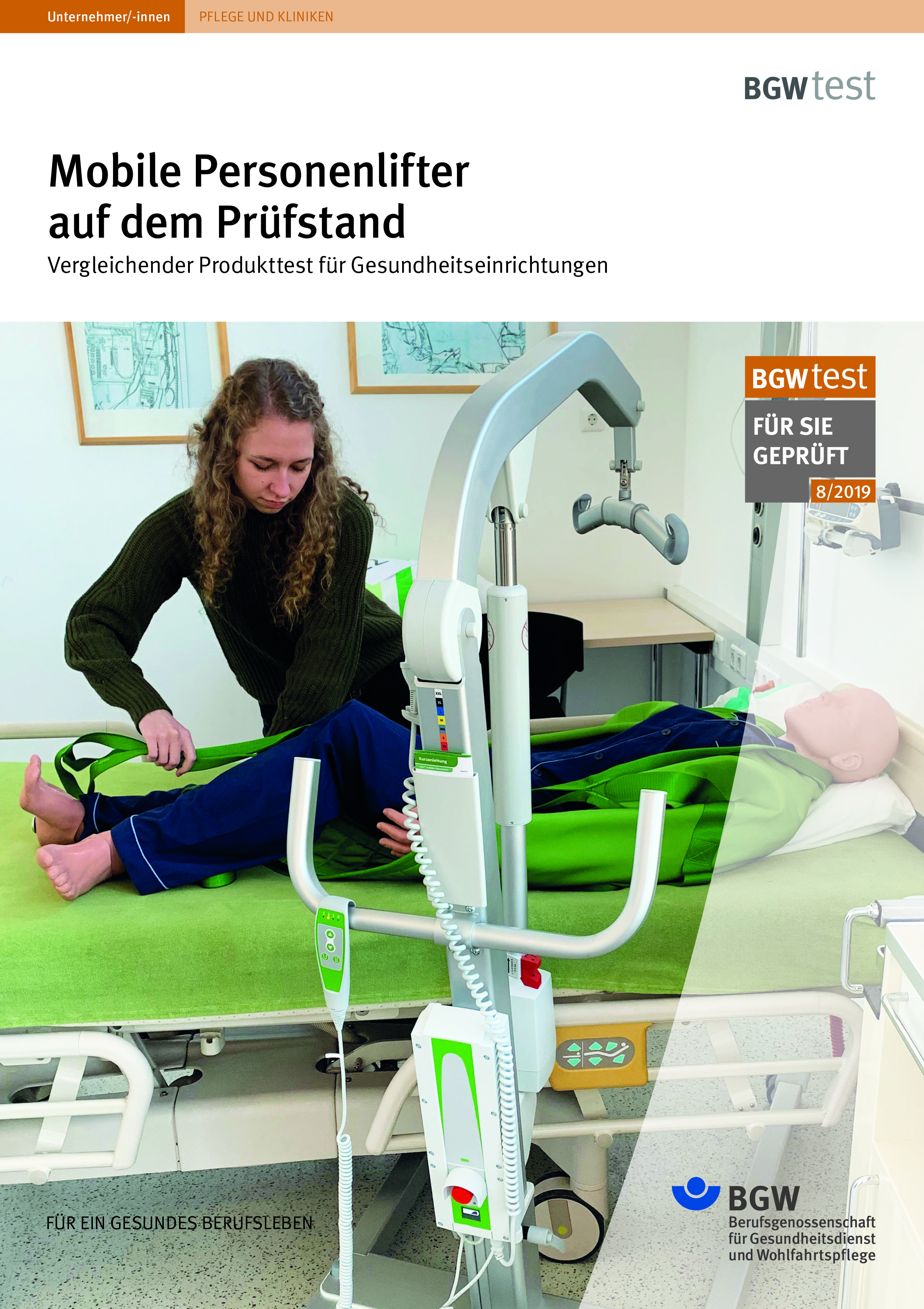 Titel: BGW test Mobile Personenlifter auf dem Prüfstand - Pflegerin legt einem Dummy die Liftgurte an