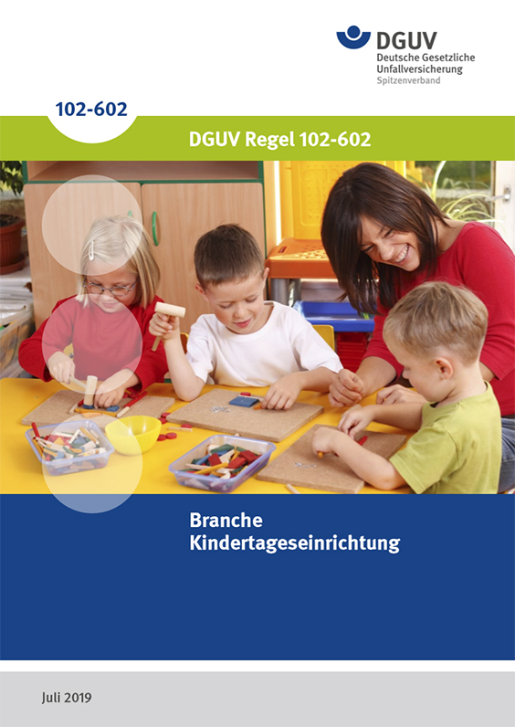 Titel: Branche Kindertageseinrichtung - Erzieherin spielt mit drei Kindern an einem Tisch