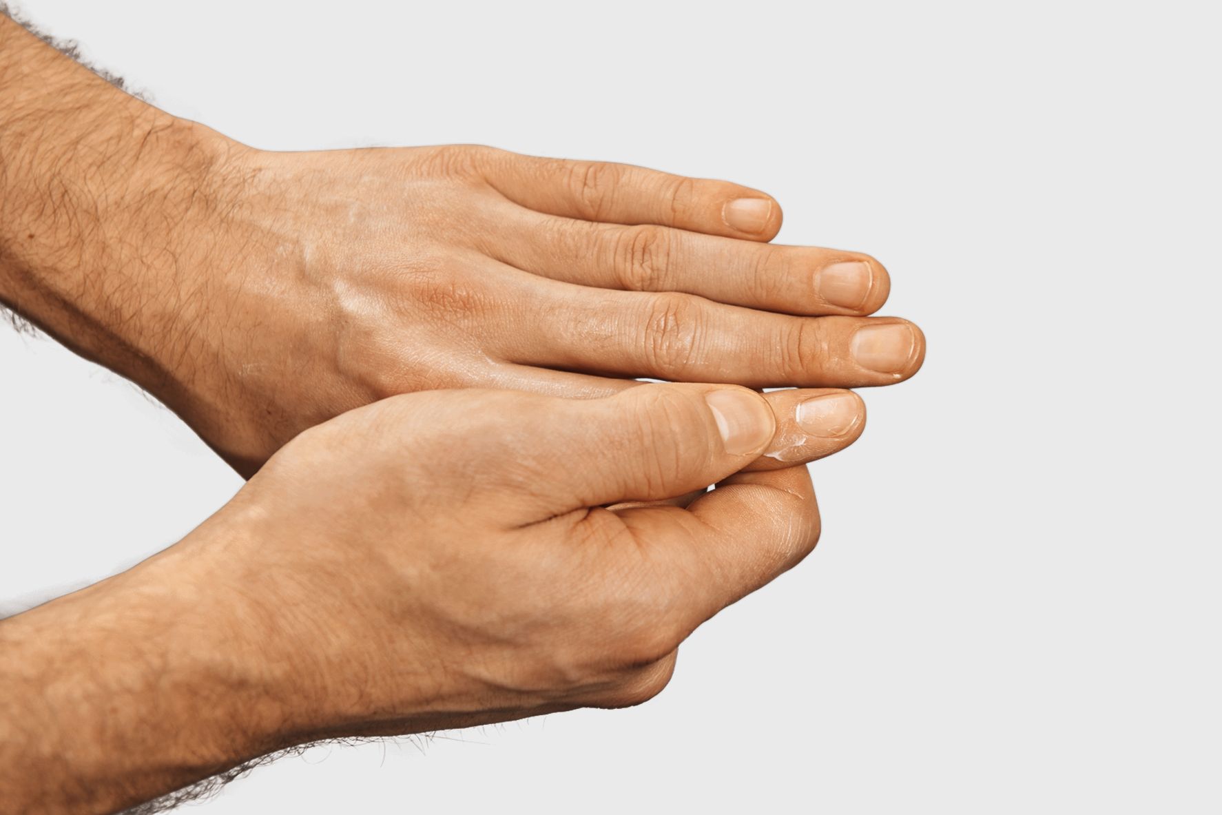 Creme wird auf Nägel und Nagelfalze verteilt.