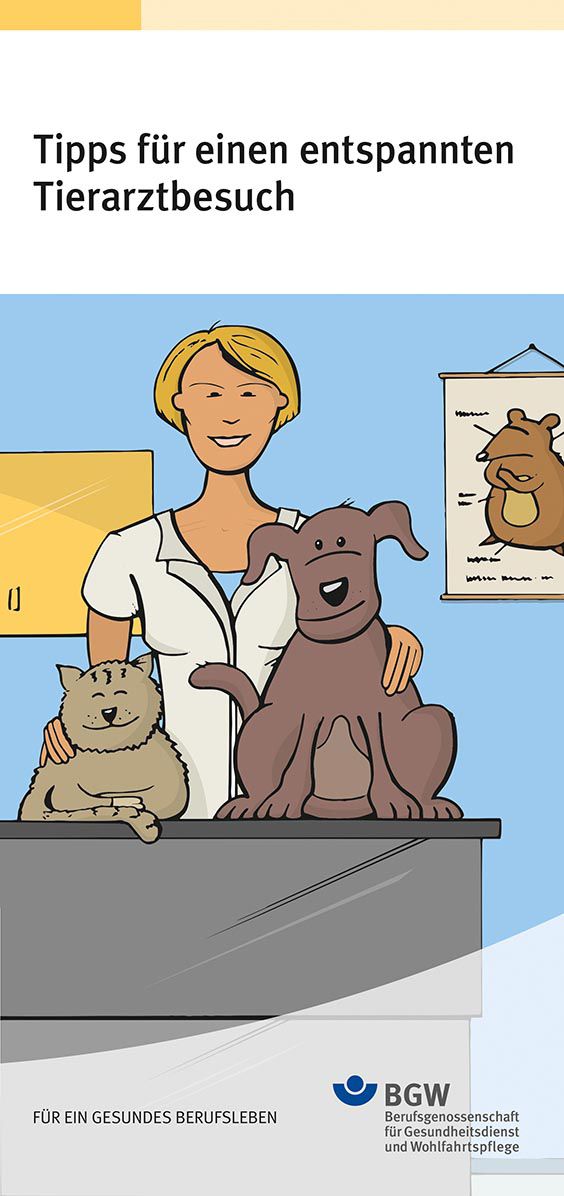 Titel: Tipps für einen entspannten Tierarztbesuch - Tierärztin mit Hund und Katze, im Hintergrund hängte ein Bild einer Maus an der Wand
