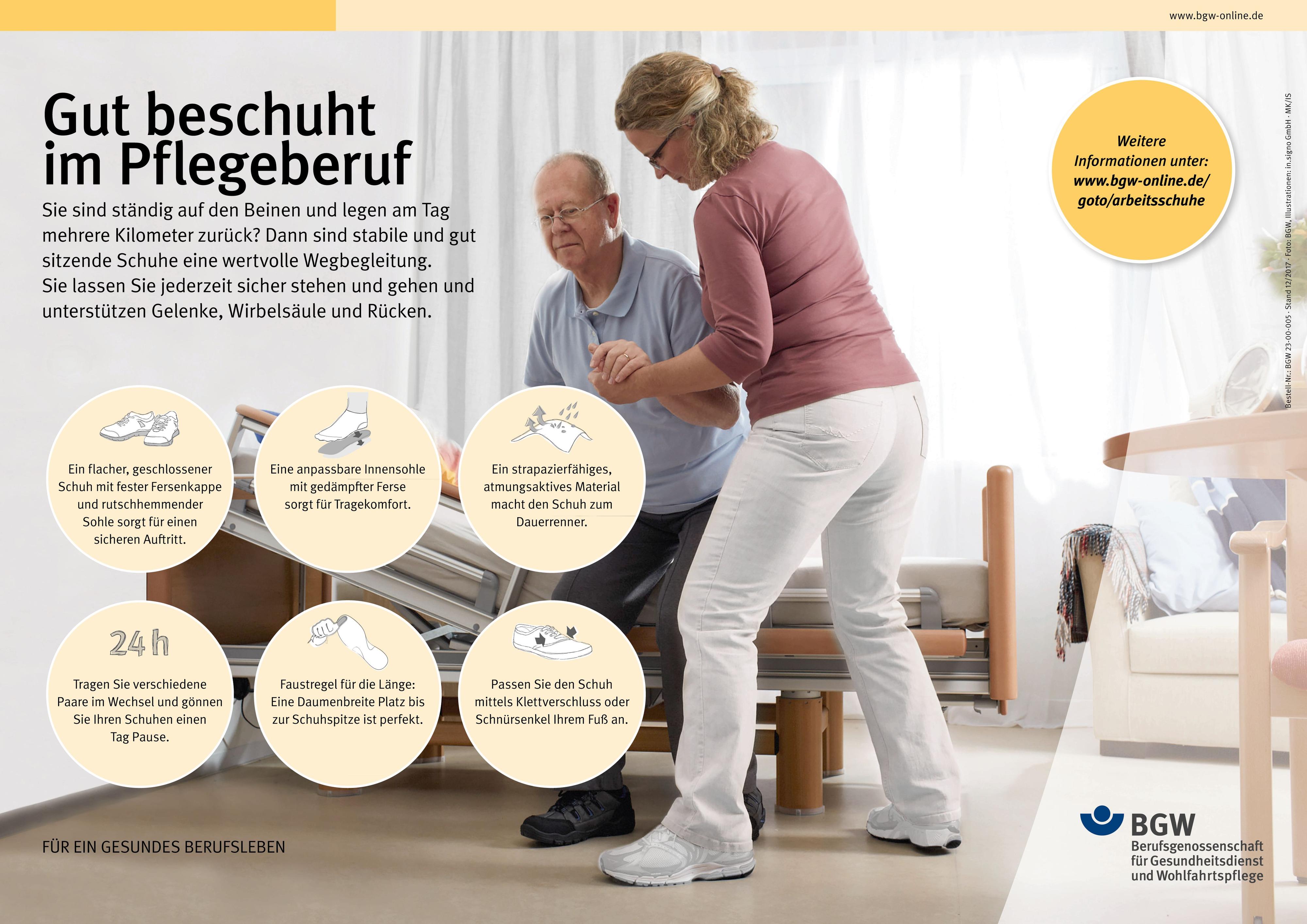 Themenplakat: Gut beschuht im Pflegeberuf - Pflegerin hilft einem alten Mann aus dem Bett, daneben Tipps für richtige Pflegeschuhe.