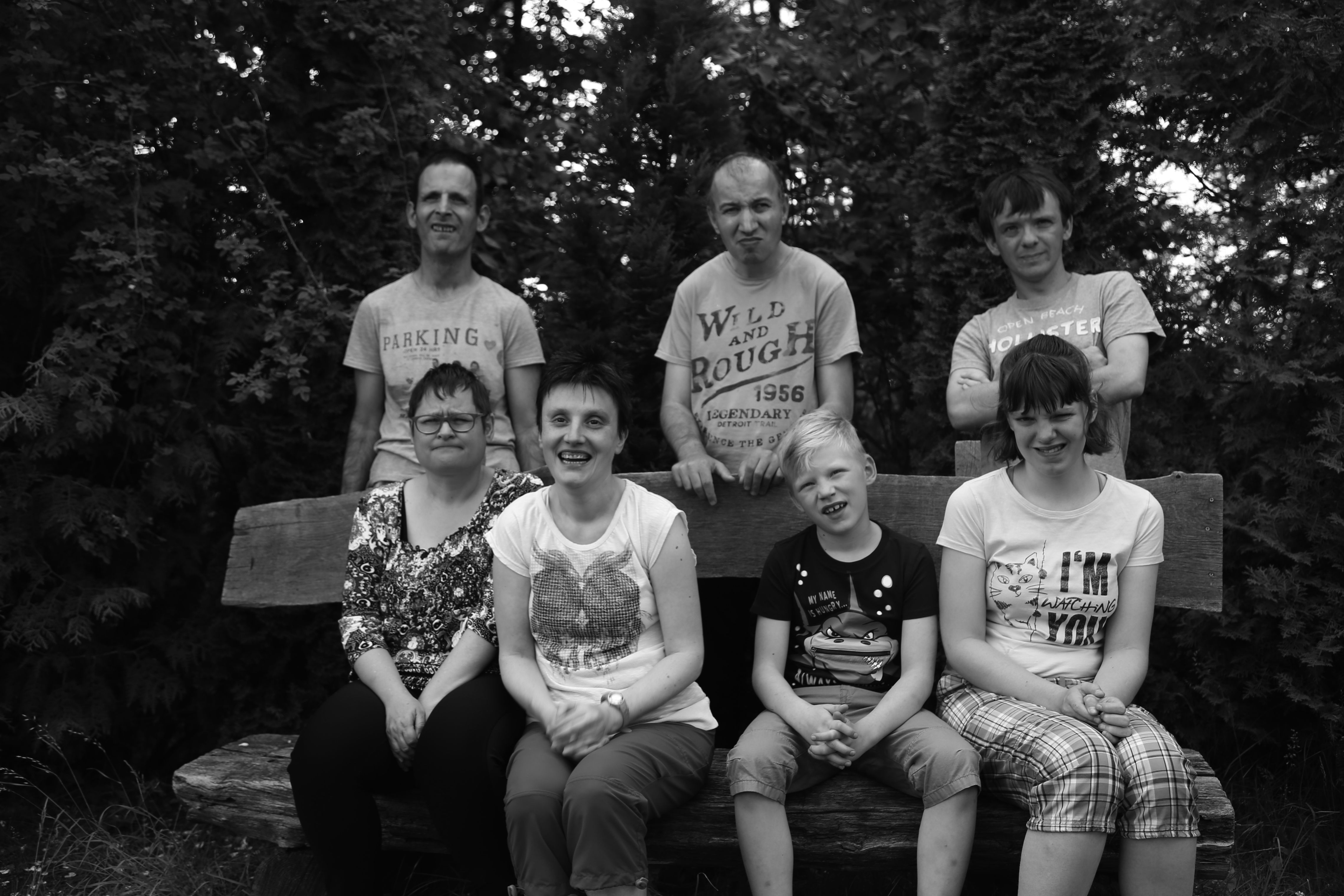 Künstlergruppe des Wohnzentrums Wippra Die Künstler Mandy Kießling; Jeanine Wernicke, Lena Pietsch und Pascal Hellvoigt auf einer Holzbank sitzend; Jens Weichler, Stefan Worms und Marcel Kresse dahinter stehend.