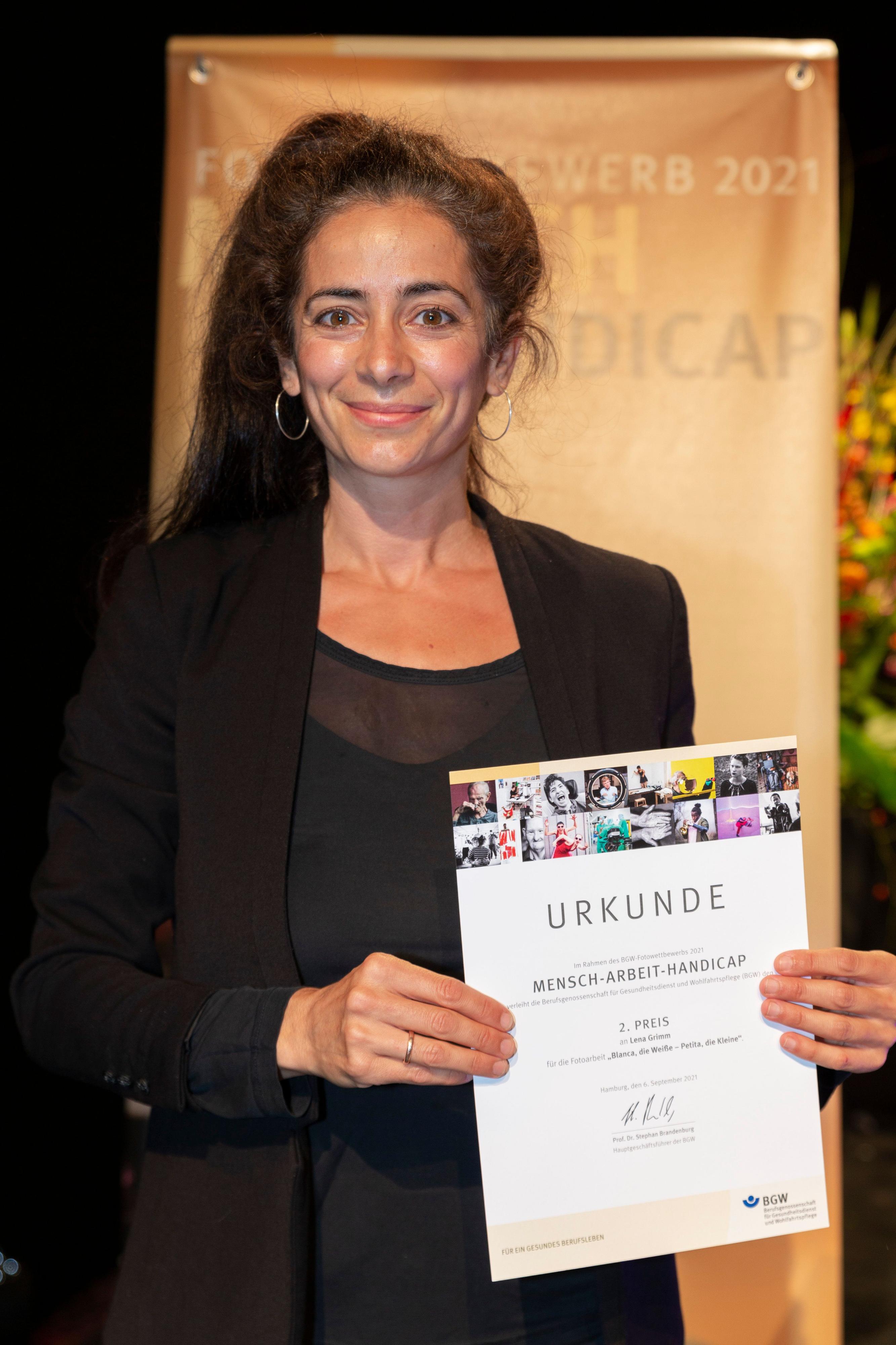 Lena Grimm mit Urkunde