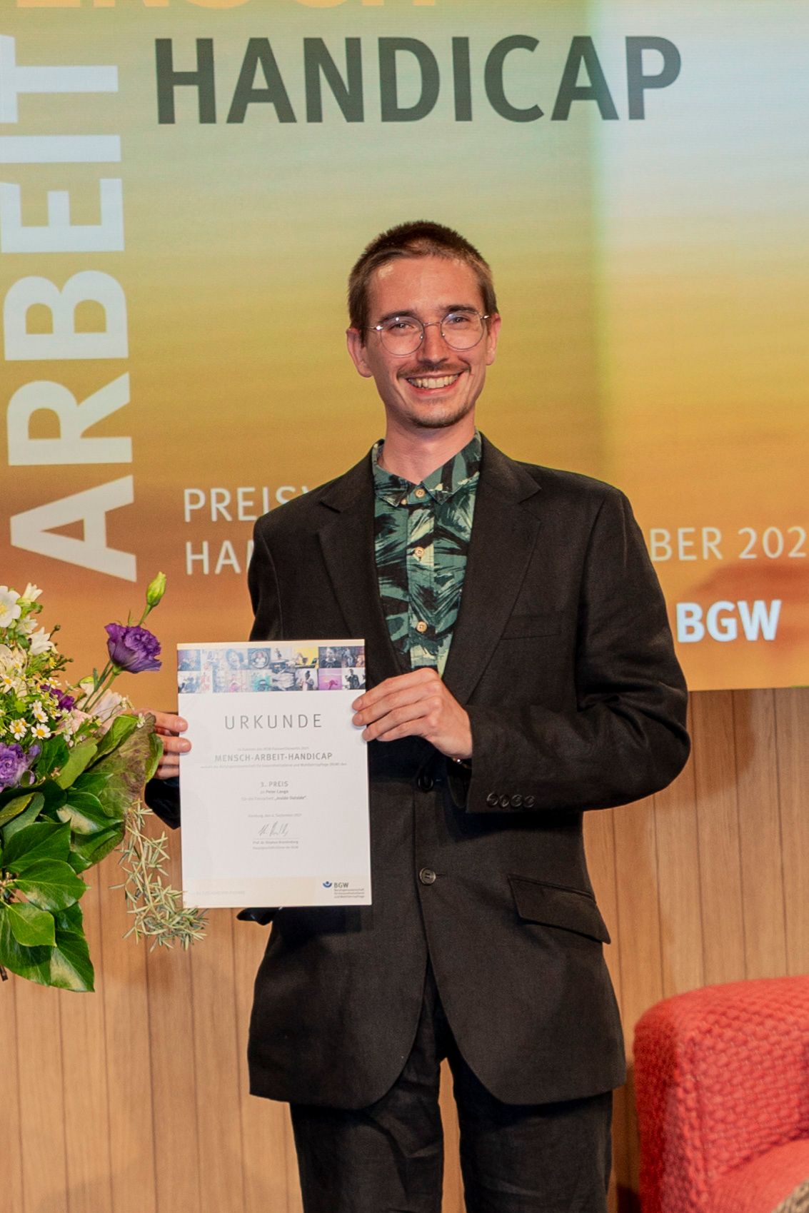 Peter Lange mit Urkunde