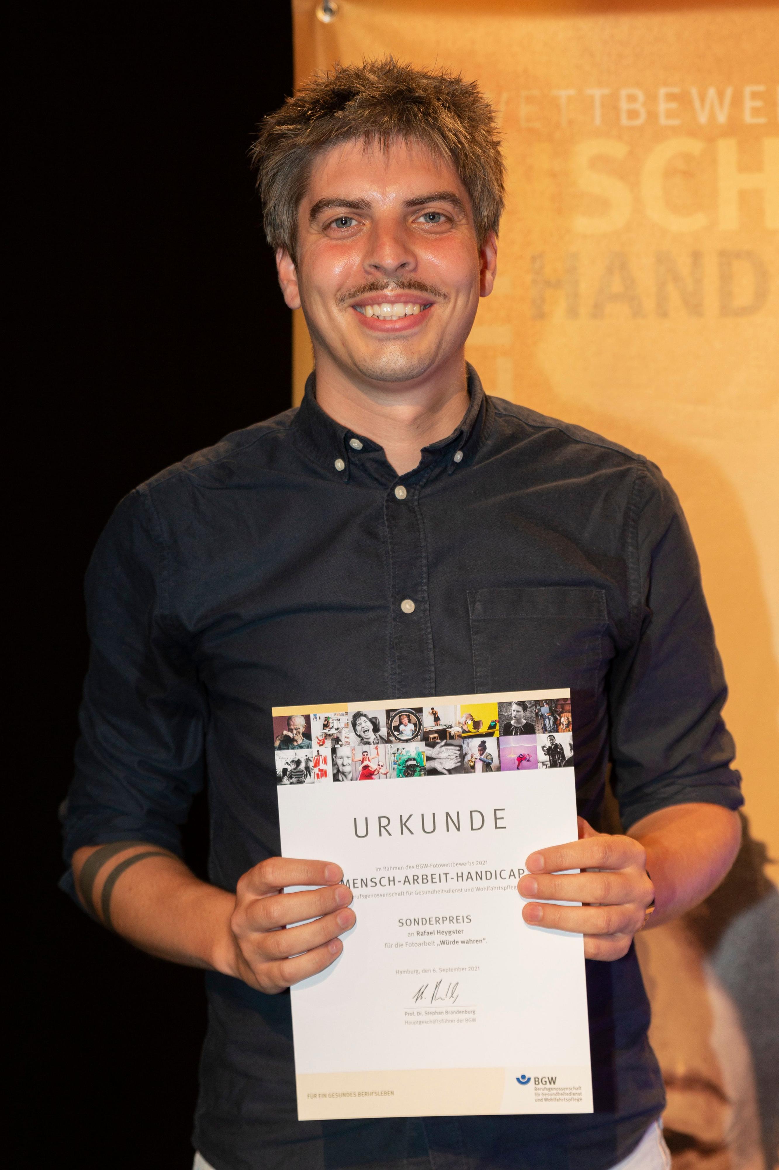 Rafael Heygster mit Urkunde