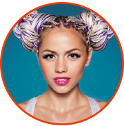 Basic Styles Visual Titel: Basic Styles - Frauenporträt mit fantasievoller Friseur mit eingeflochtenen lila Strähnen.