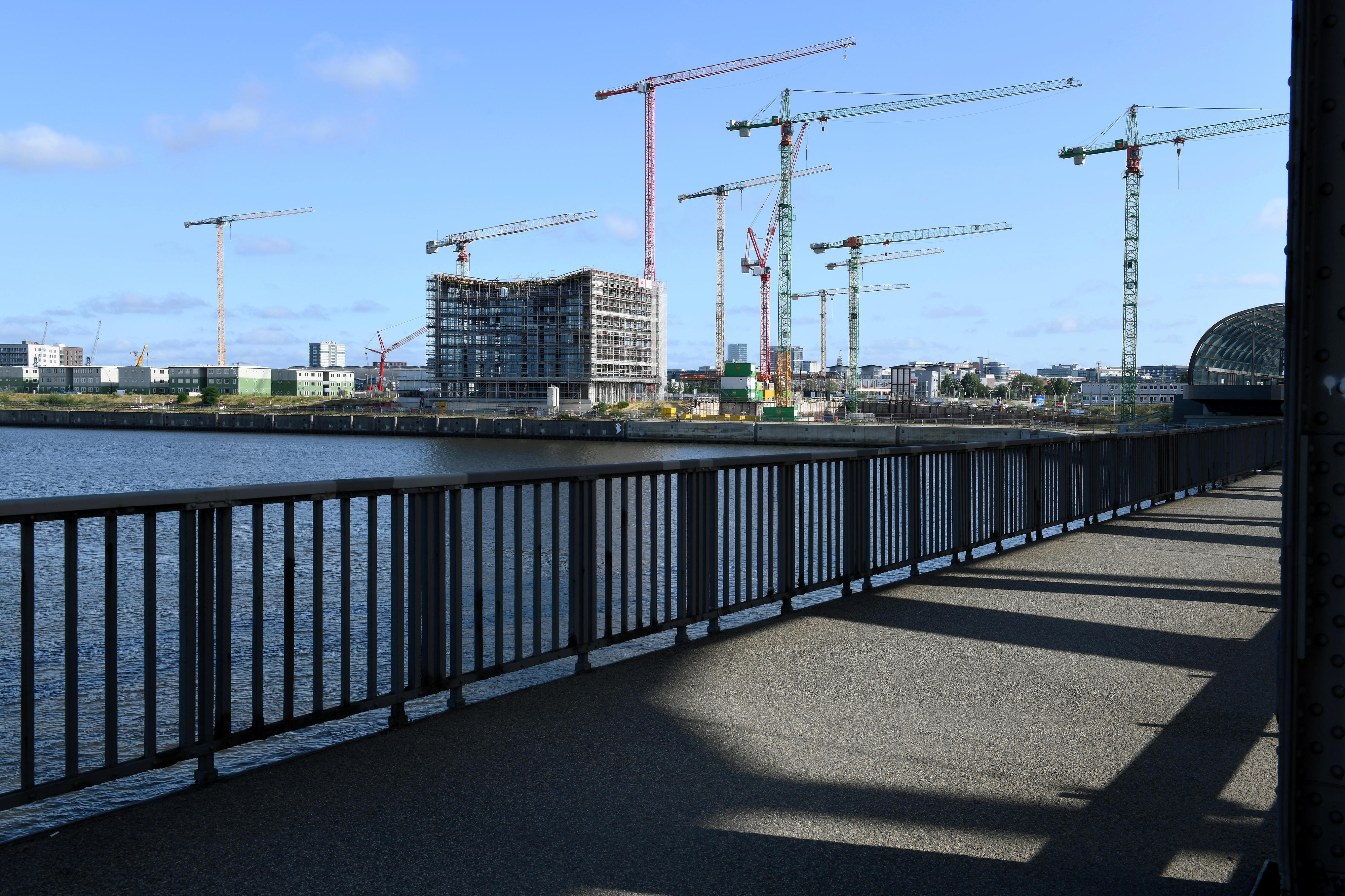Der Blick von der S-Bahnstation auf die Baustelle des PREVIER