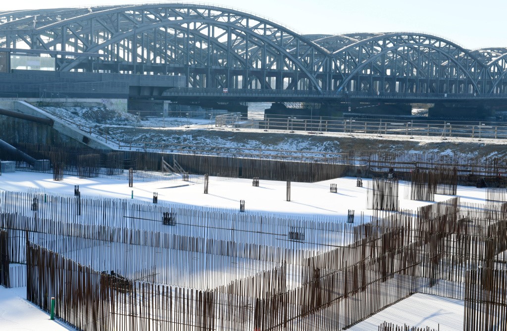 Die Baustelle des PREVIER unter Schnee bedeckt, im Hintergrund die Elbbrücken
