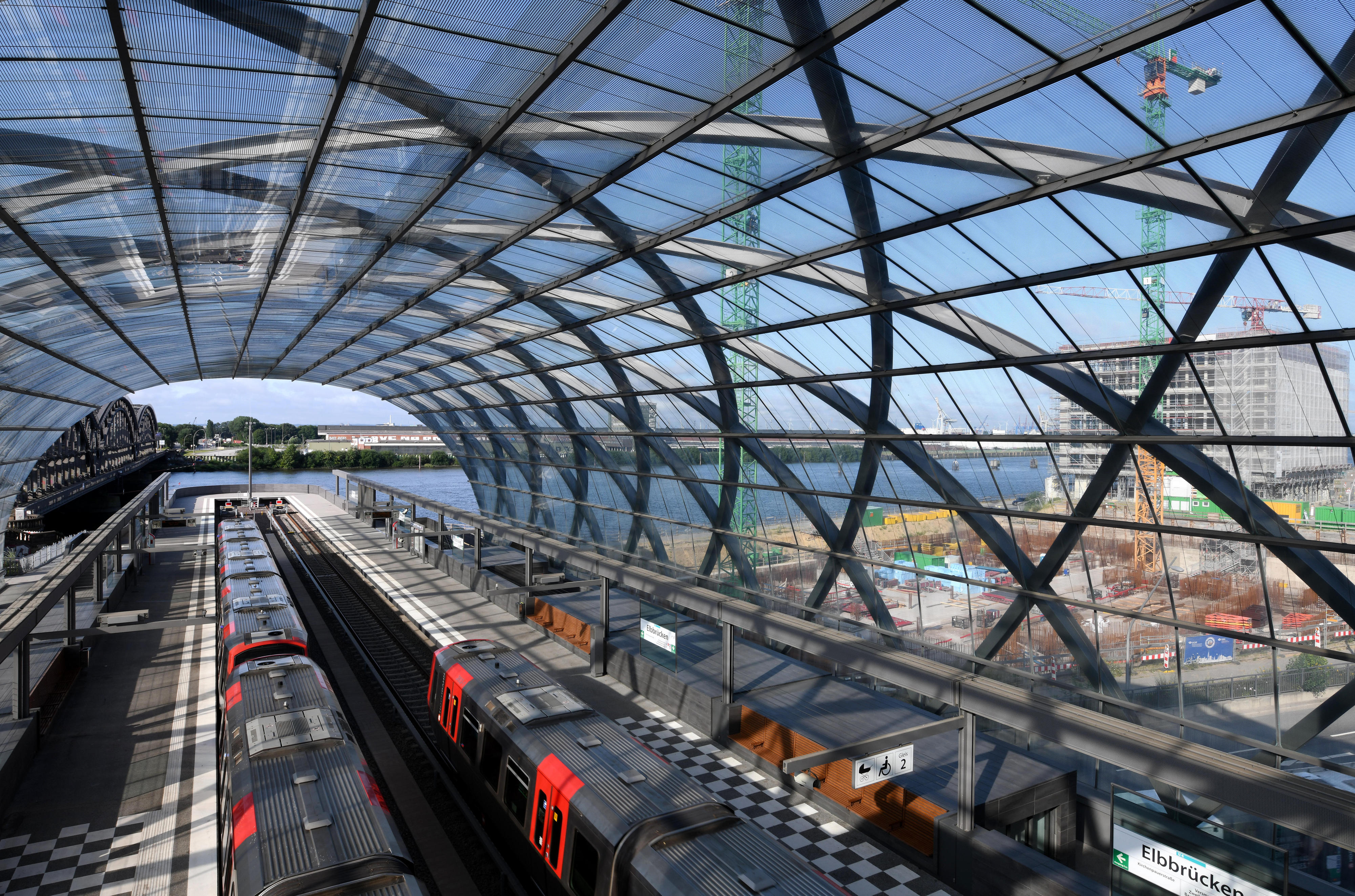 Eine S-Bahnstation mit Glaskoppel, im Hintergrund erkennt man die Baustelle des PREVIER